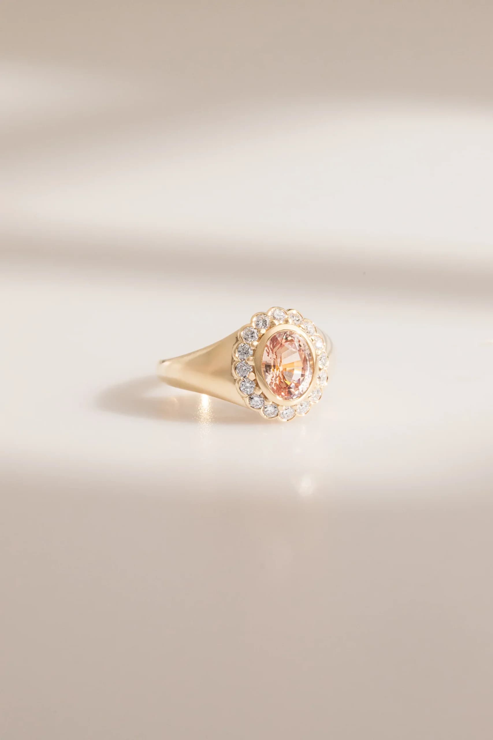 Bague d'anniversaire avec Saphir pêche