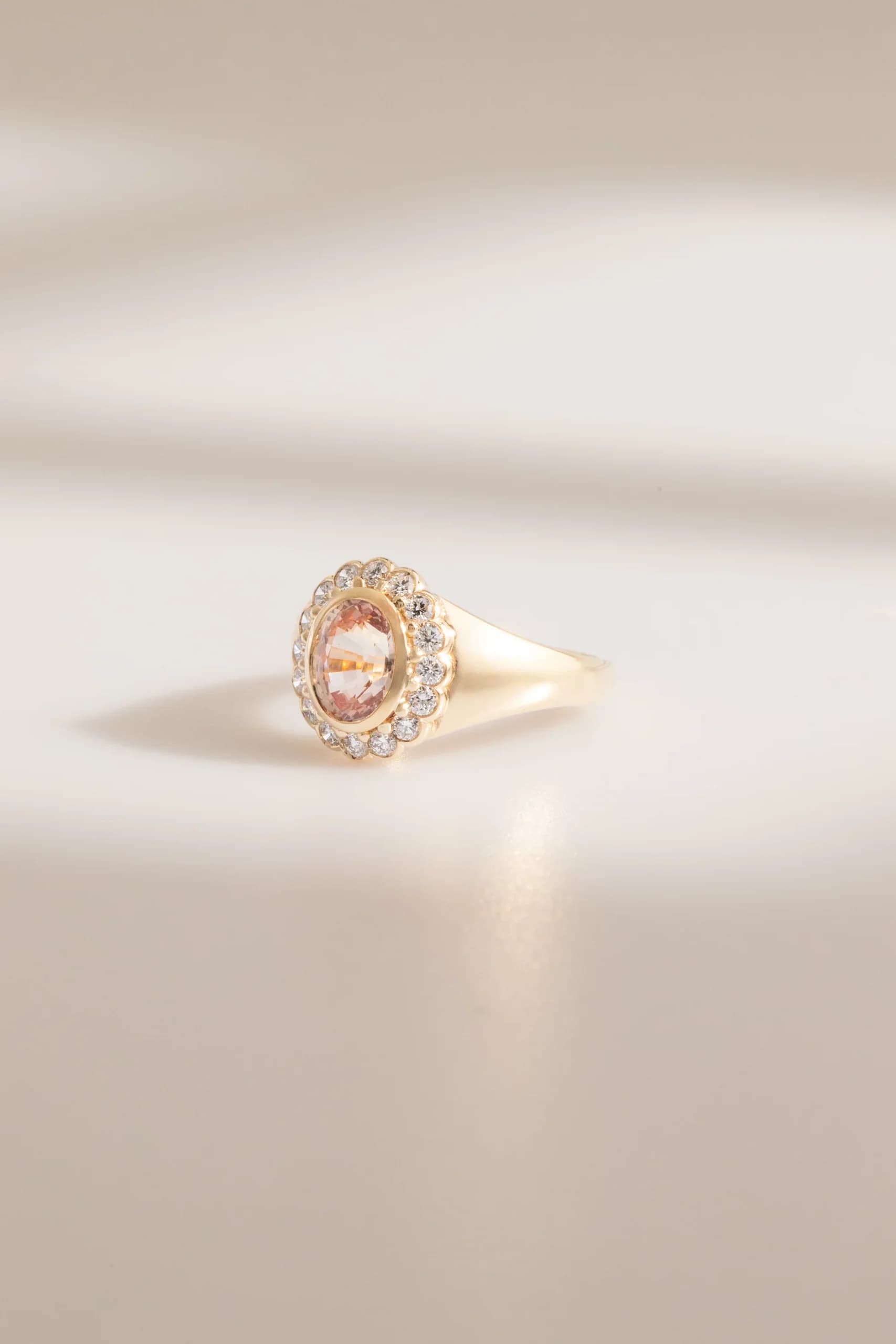 Bague d'anniversaire avec Saphir pêche
