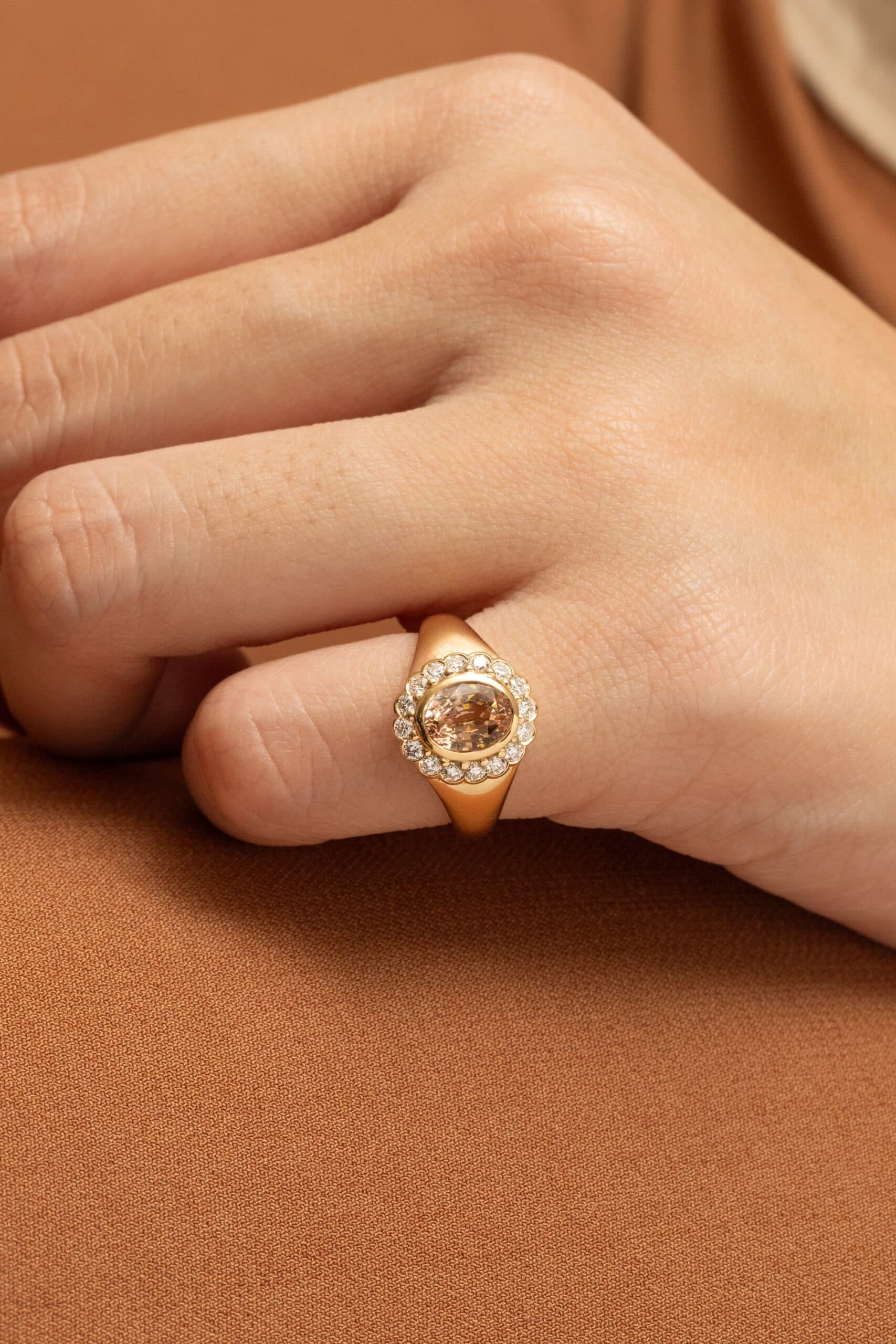 Bague d'anniversaire avec Saphir pêche