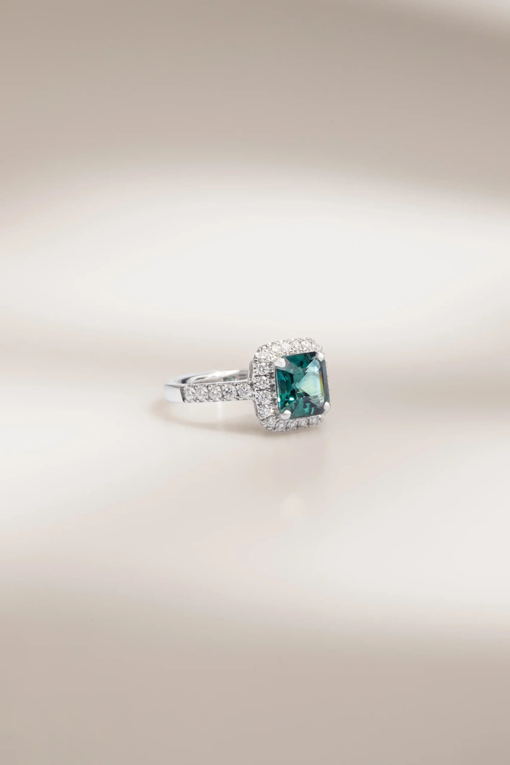 Bague d'anniversaire avec Saphir Teal