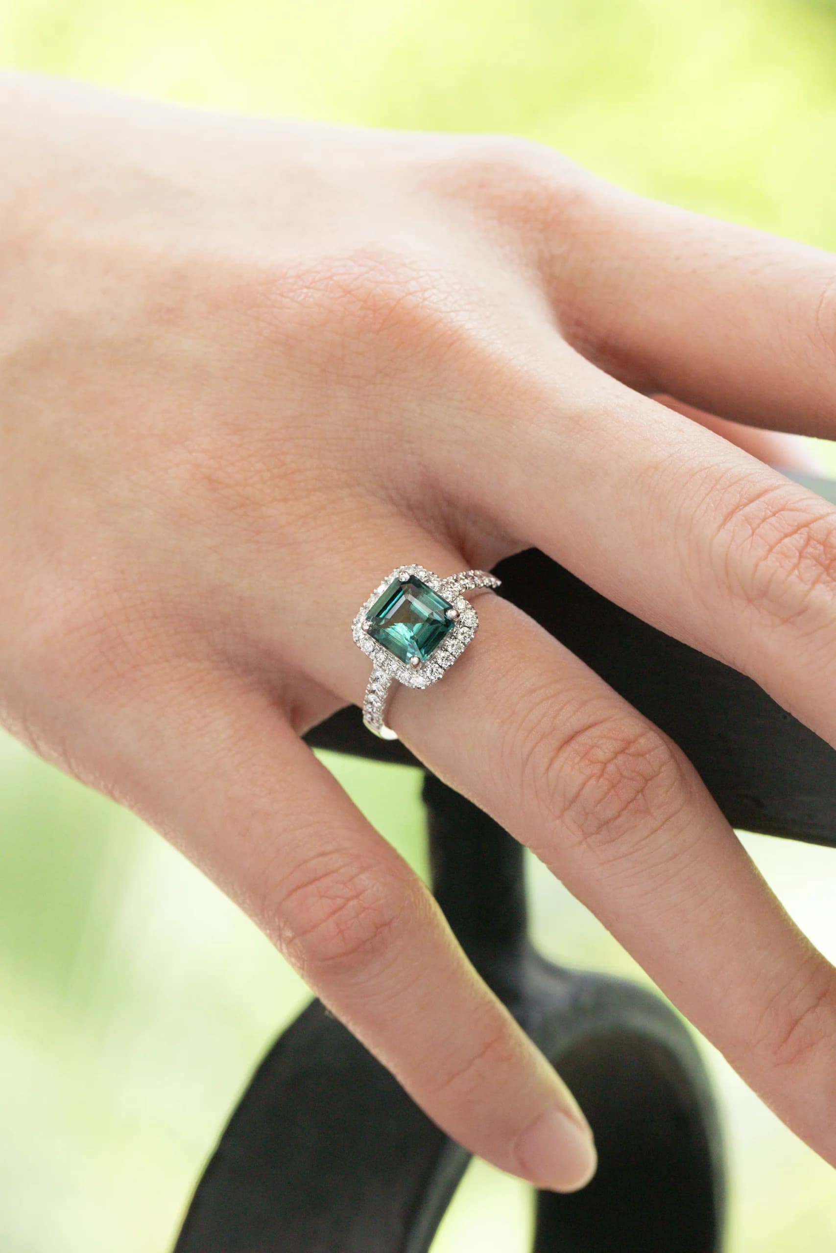 Bague d'anniversaire avec Saphir Teal