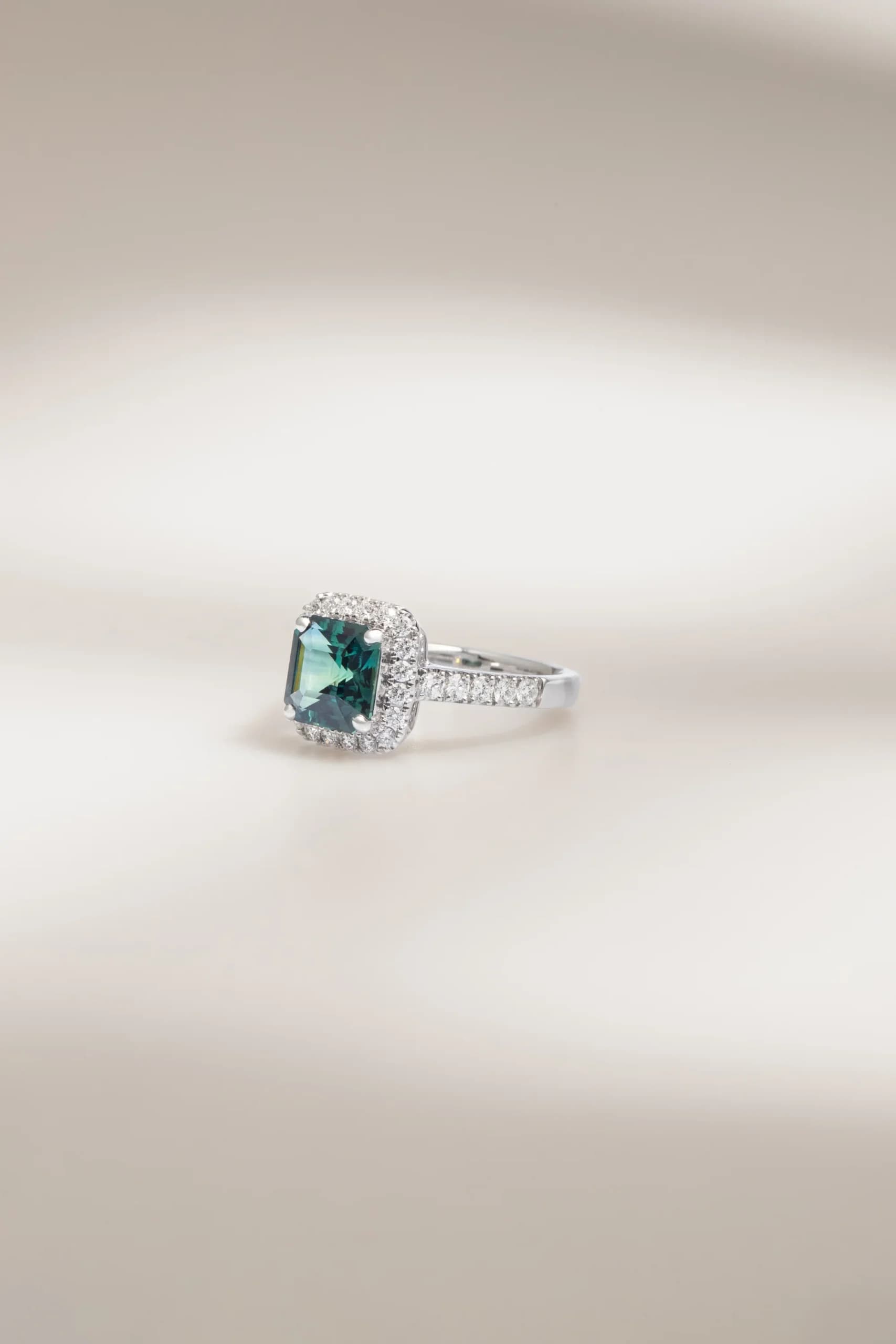 Bague d'anniversaire avec Saphir Teal