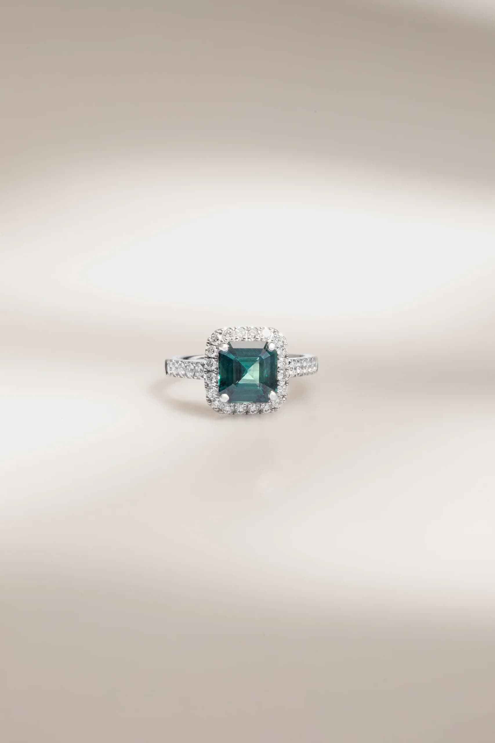 Bague d'anniversaire avec Saphir Teal