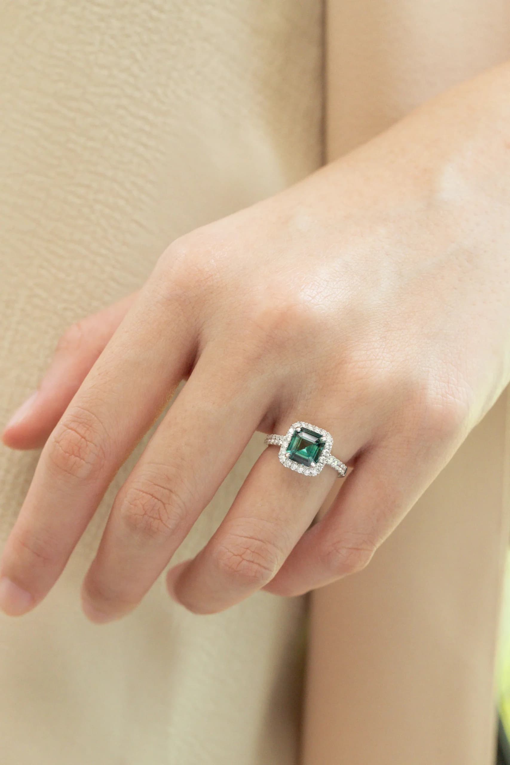 Bague d'anniversaire avec Saphir Teal