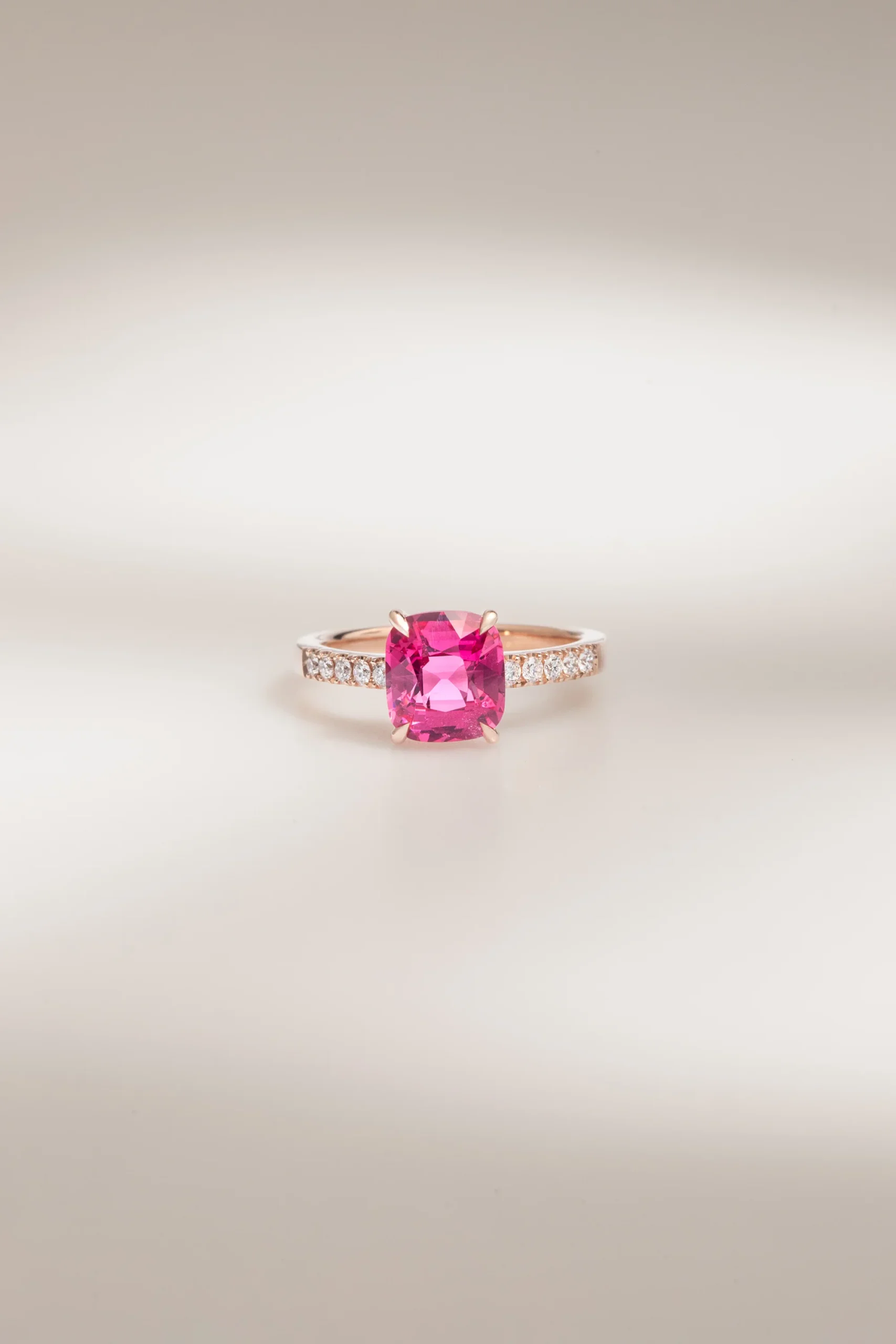 bague d'anniversaire avec spinelle diamants