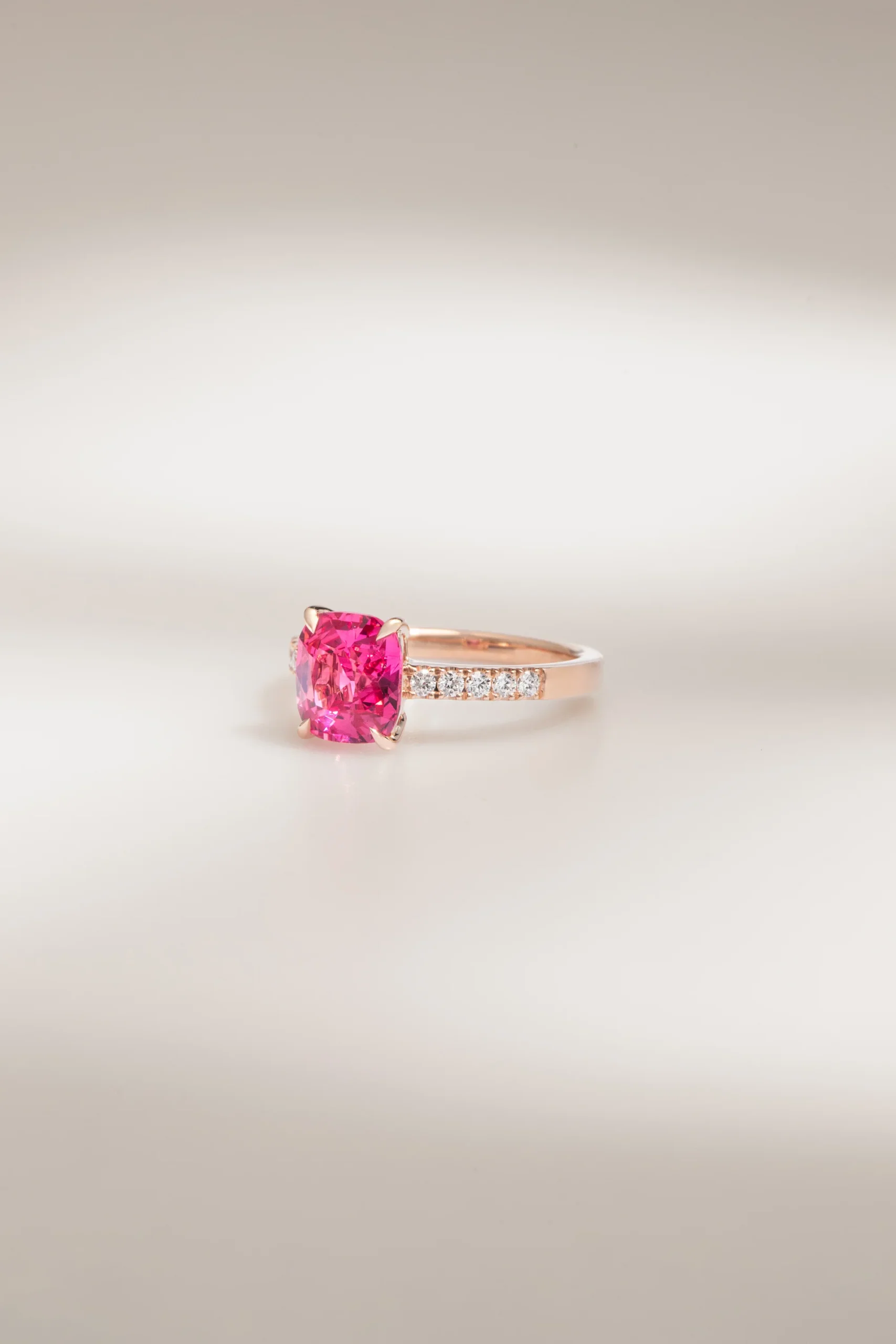 bague d'anniversaire avec spinelle diamants