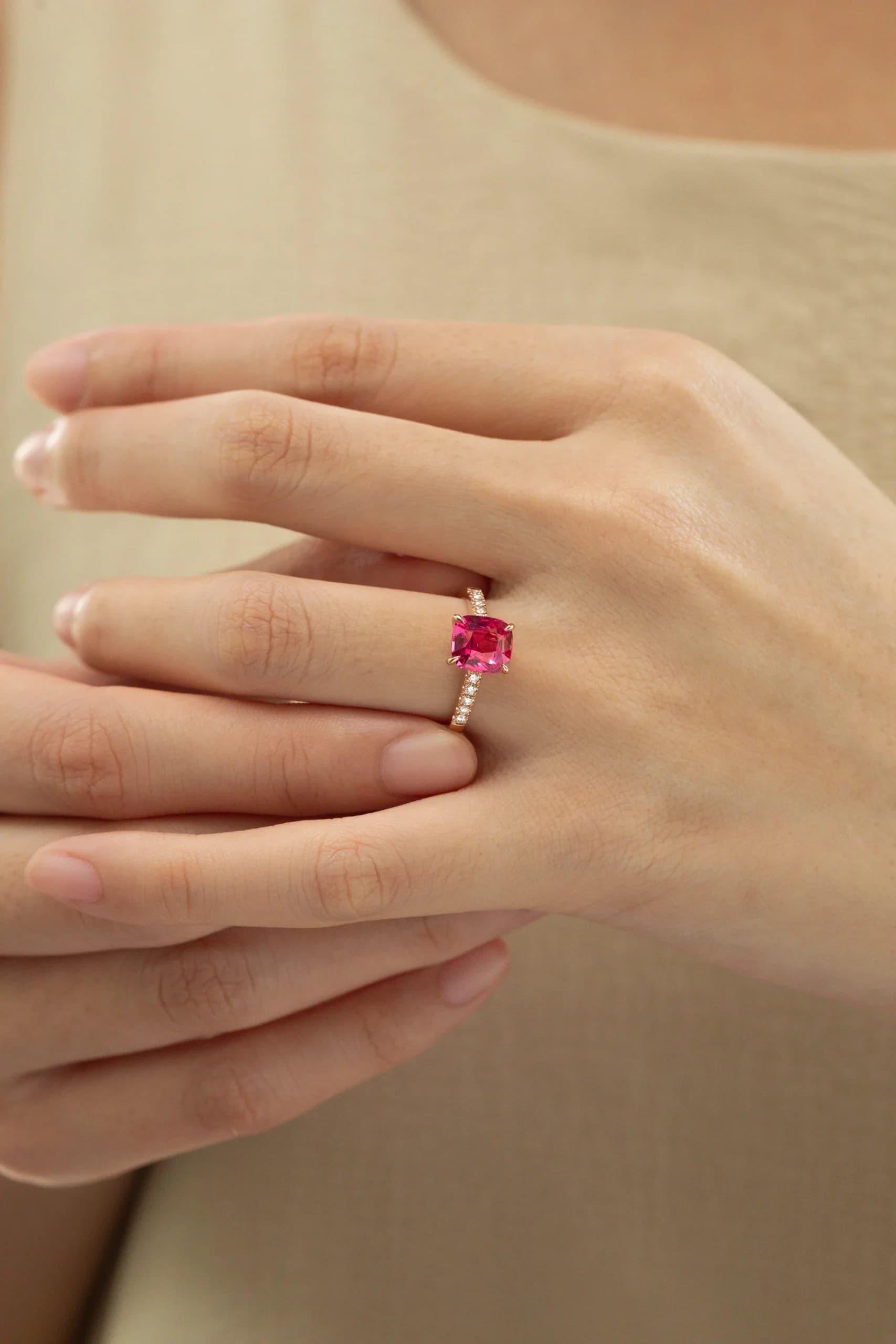 bague d'anniversaire avec spinelle diamants