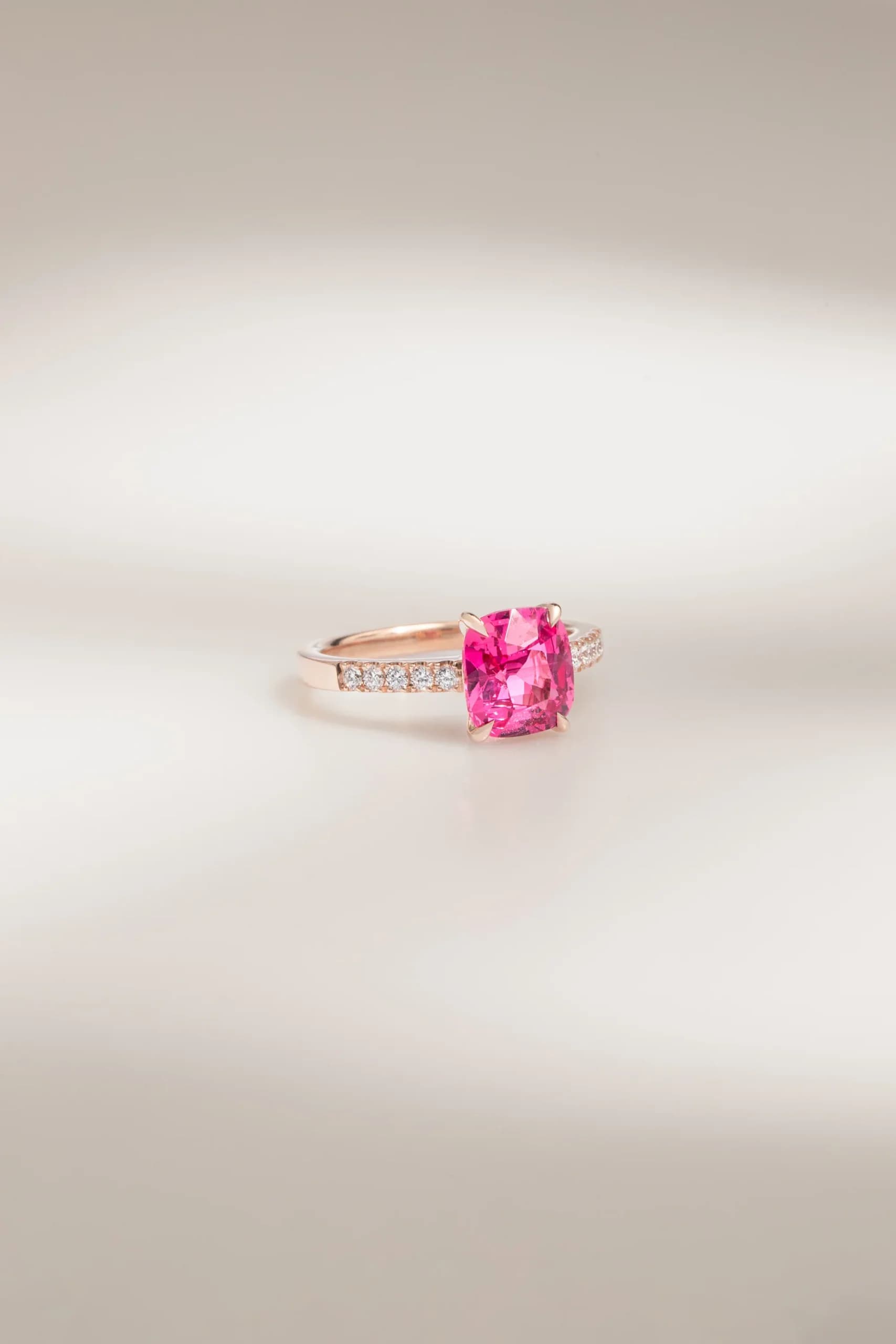 bague d'anniversaire avec spinelle diamants