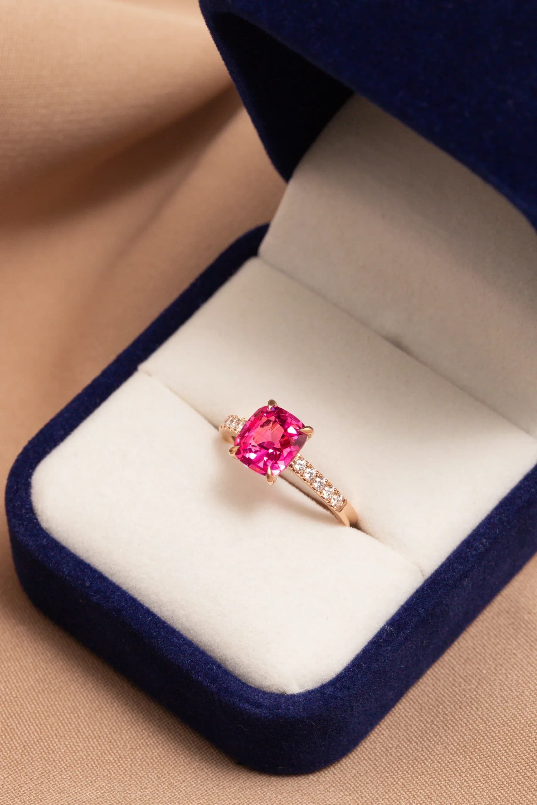 bague d'anniversaire avec spinelle diamants
