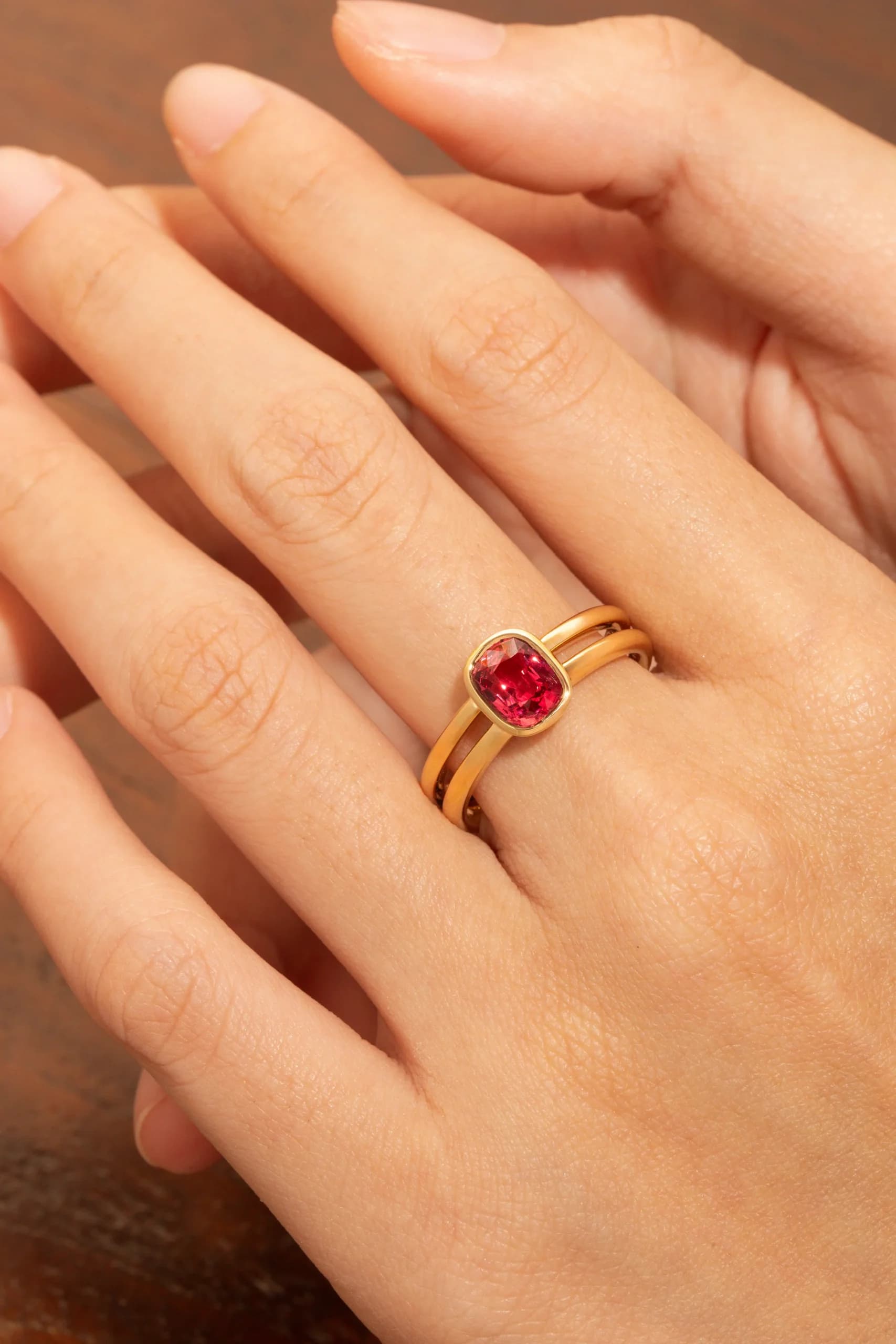 Bague d'anniversaire avec Spinelle Rouge
