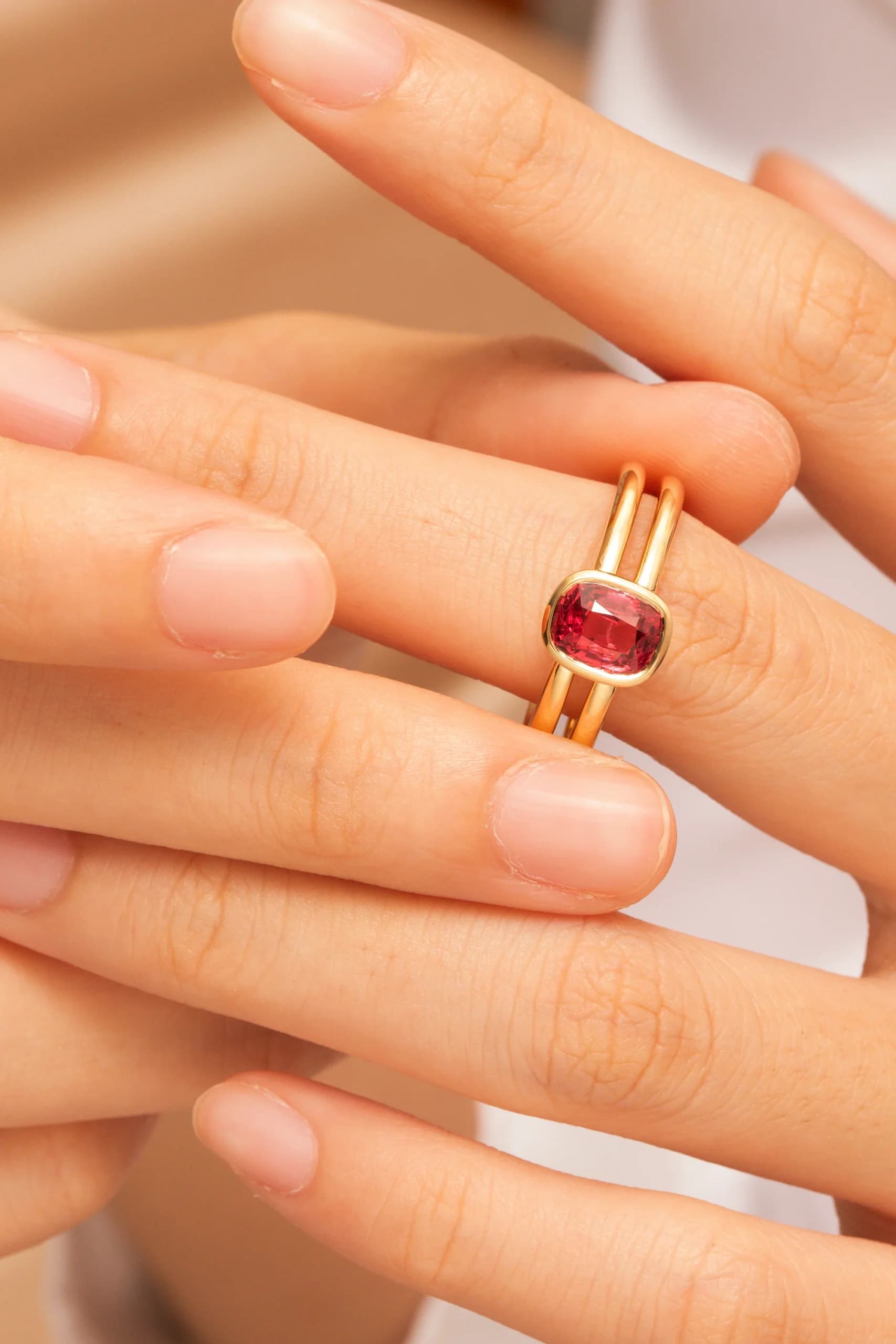 Bague d'anniversaire avec Spinelle Rouge