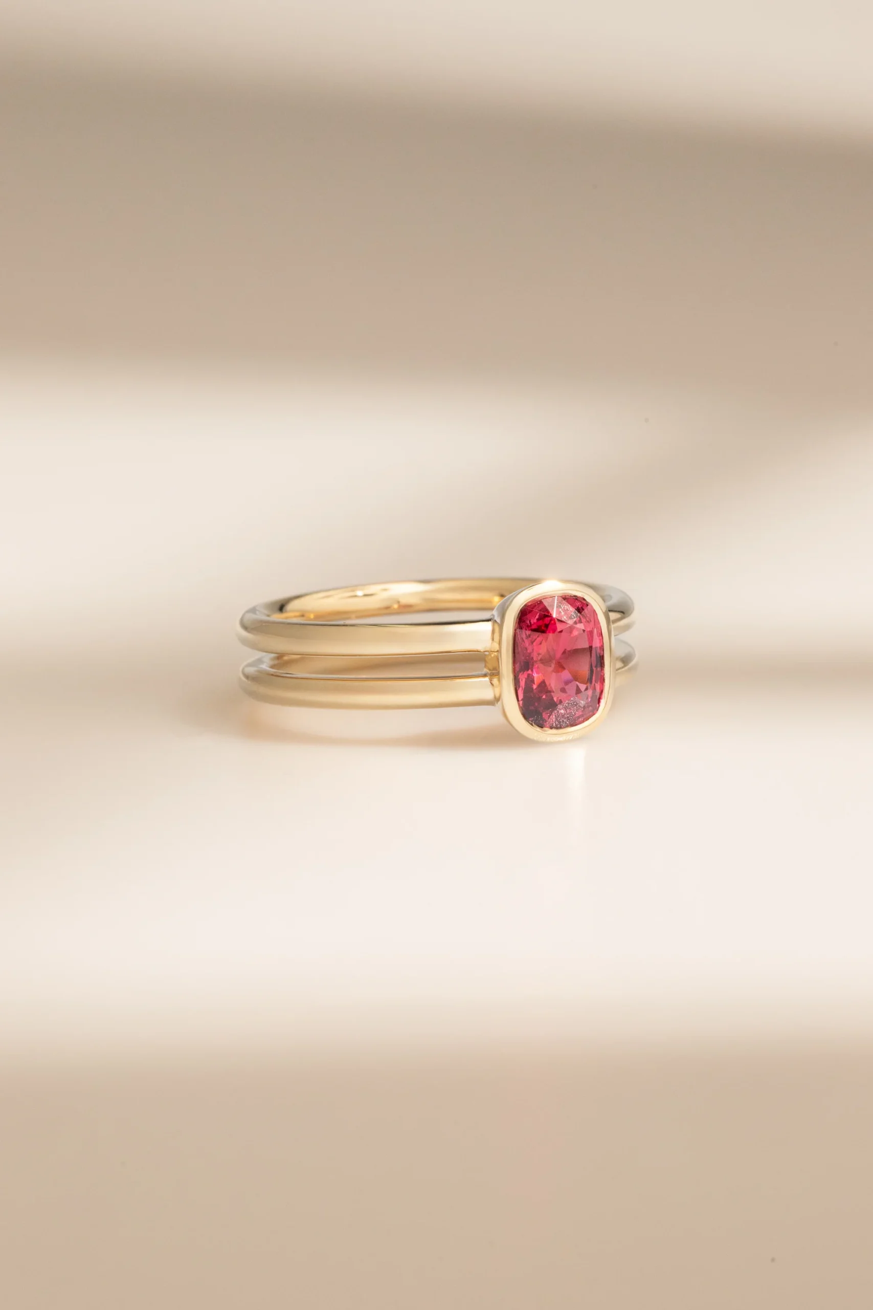 Bague d'anniversaire avec Spinelle Rouge