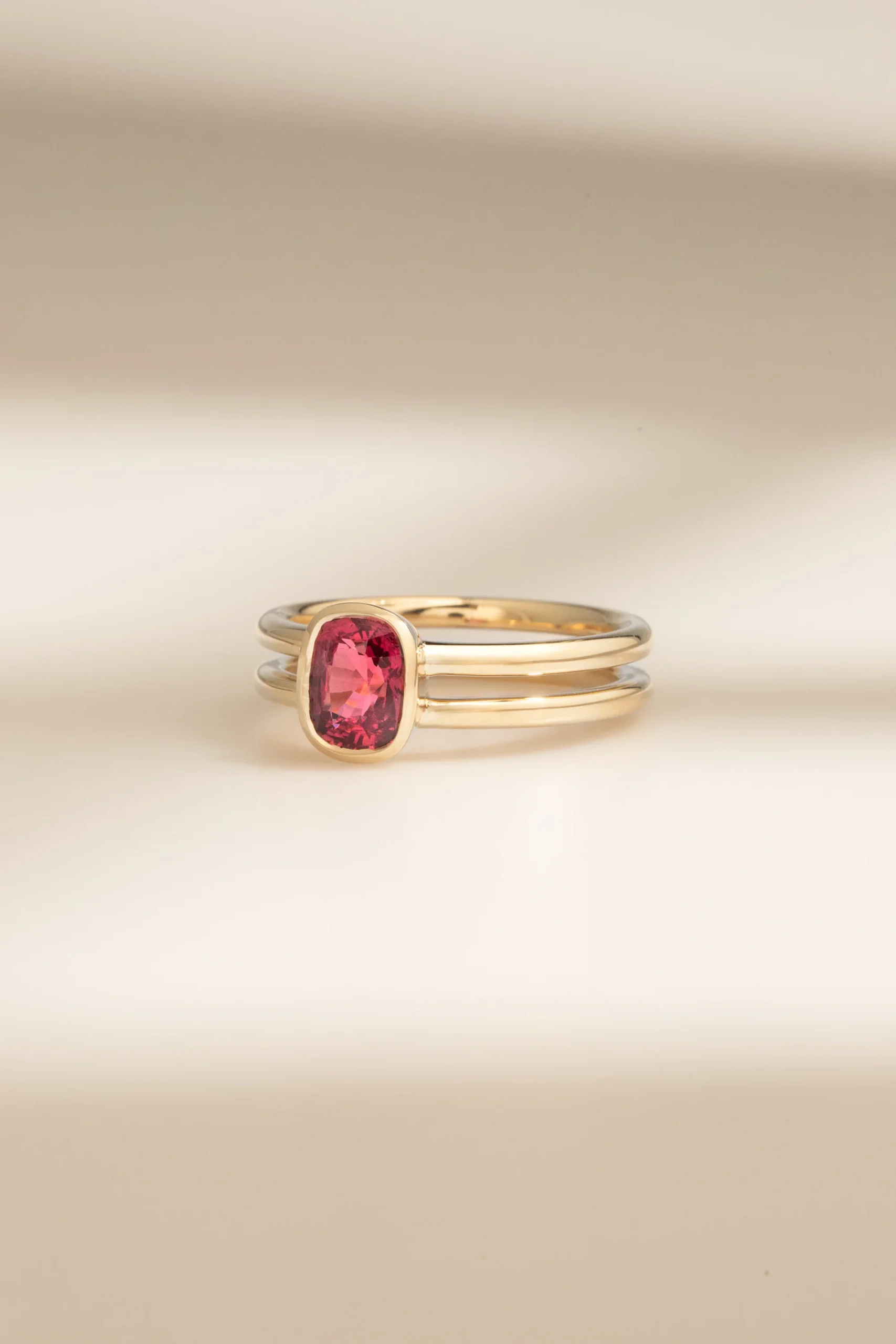 Bague d'anniversaire avec Spinelle Rouge
