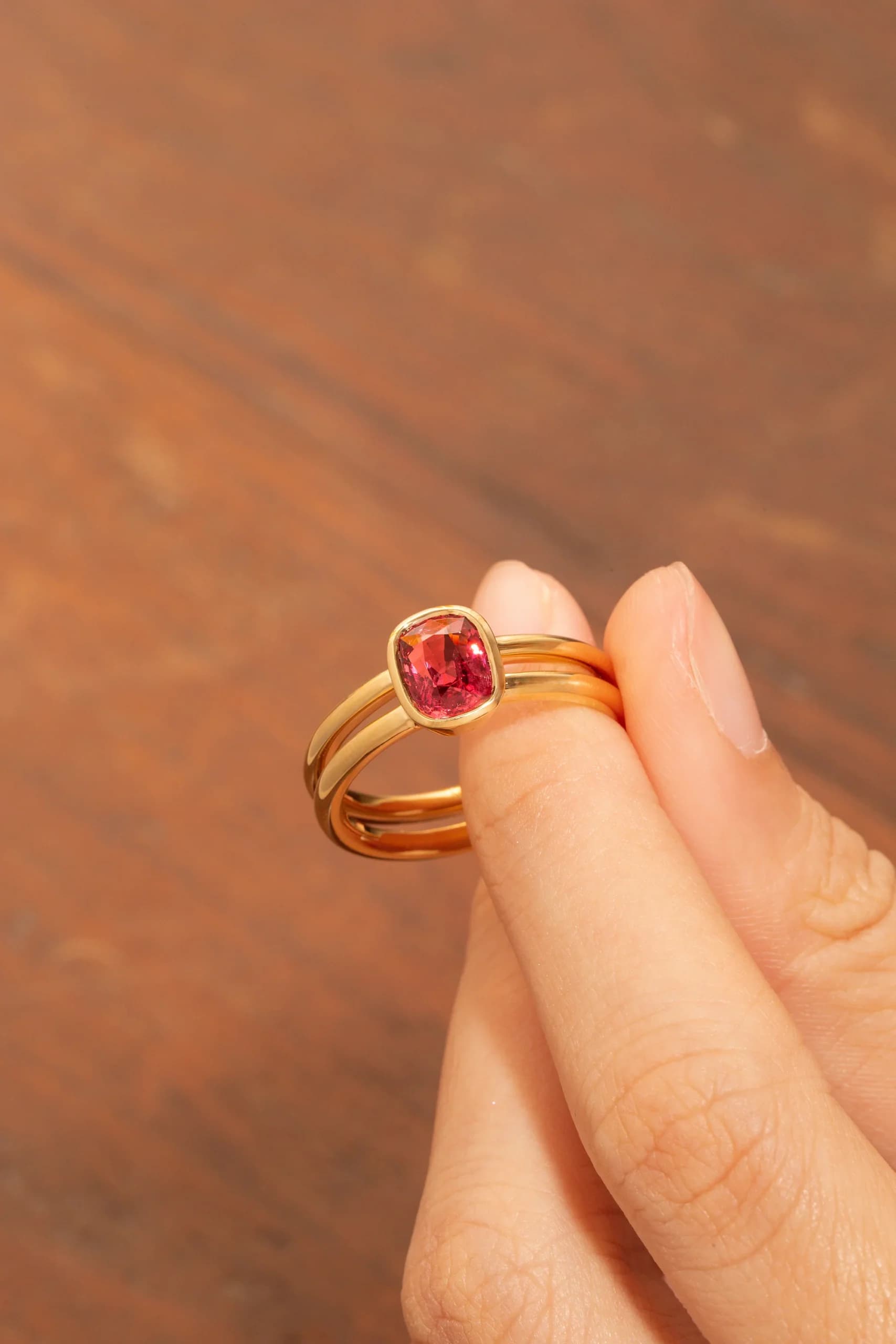Bague d'anniversaire avec Spinelle Rouge