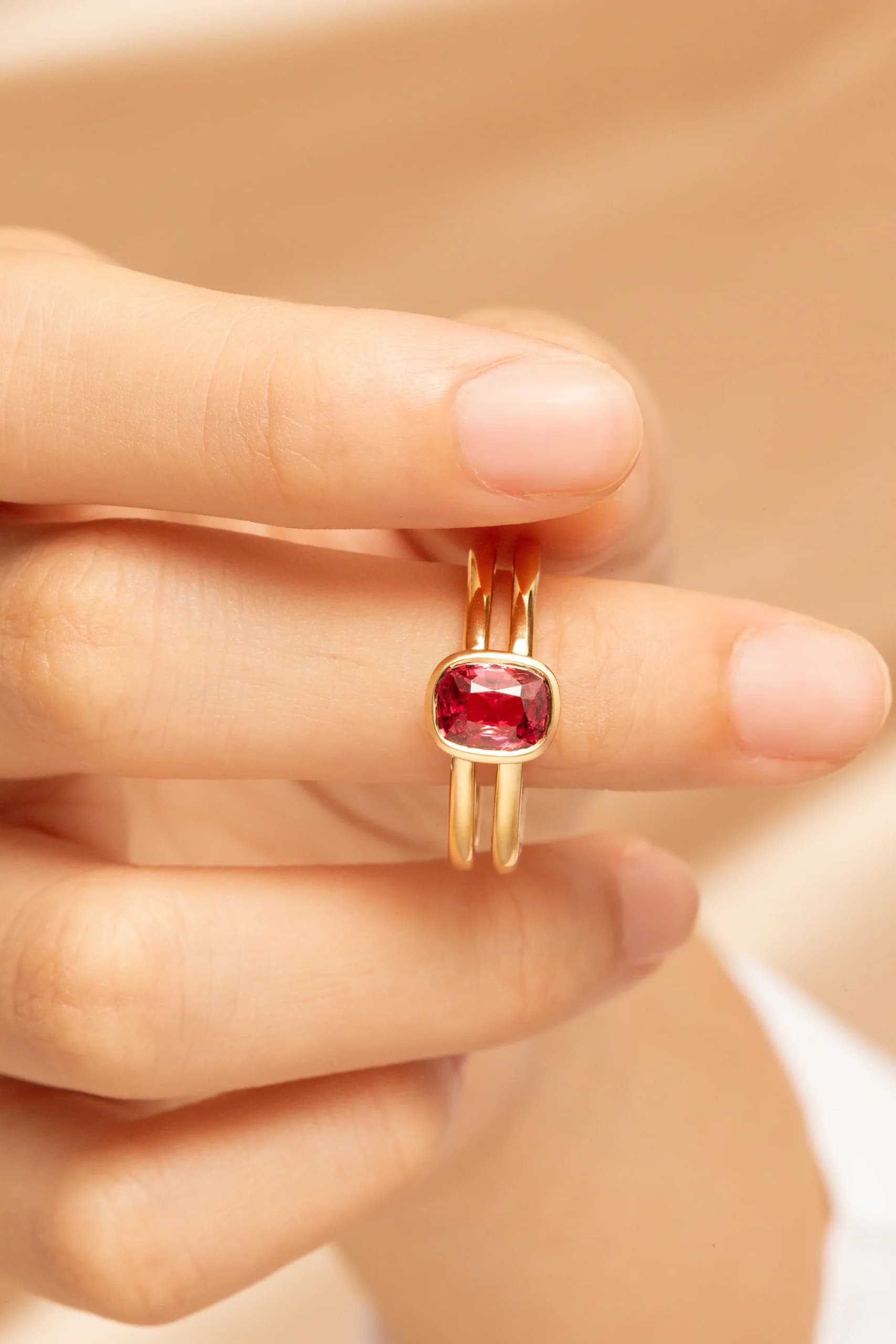 Bague d'anniversaire avec Spinelle Rouge