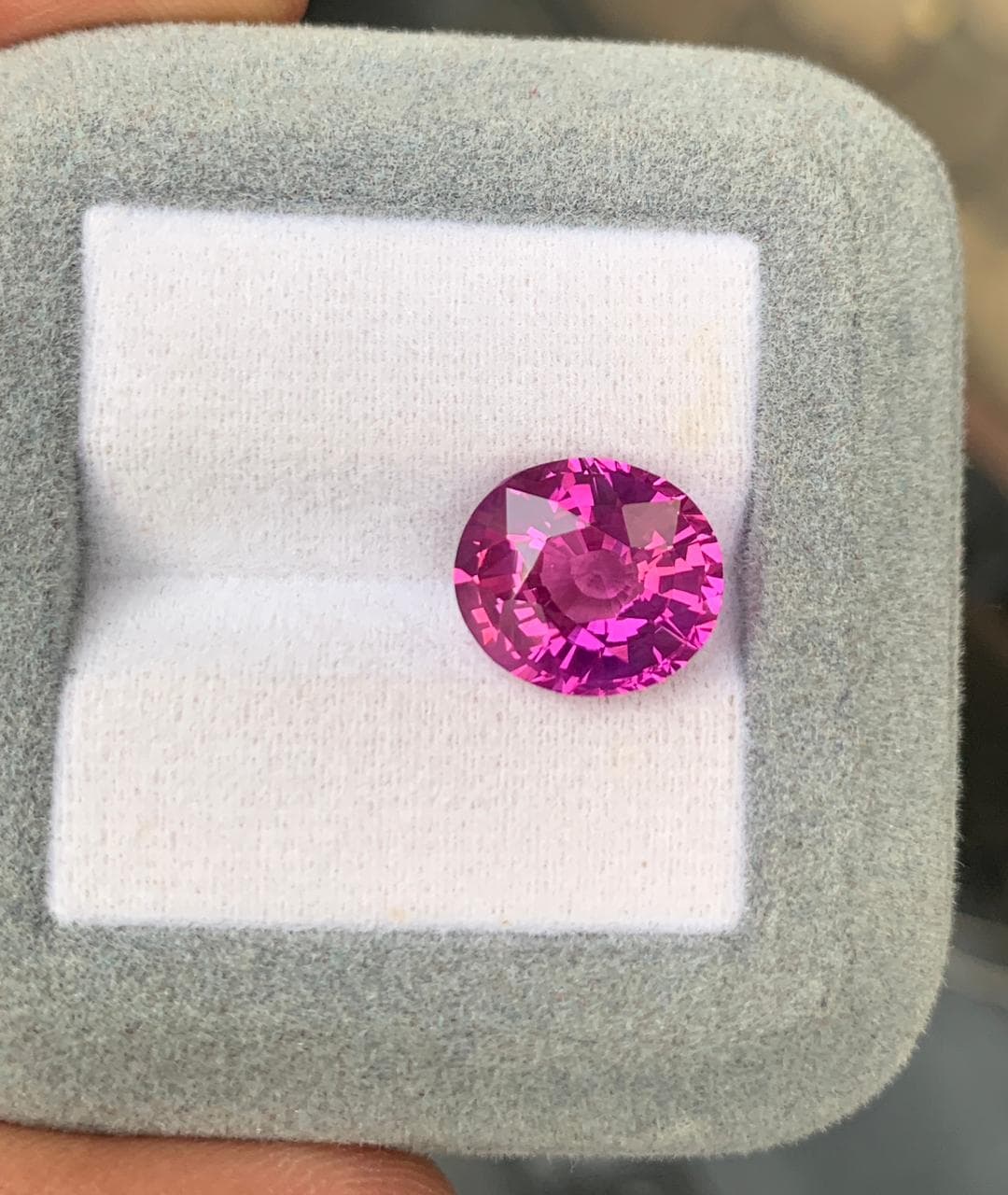 Rosafarbener Ovaler Saphir von 6,68 Karat