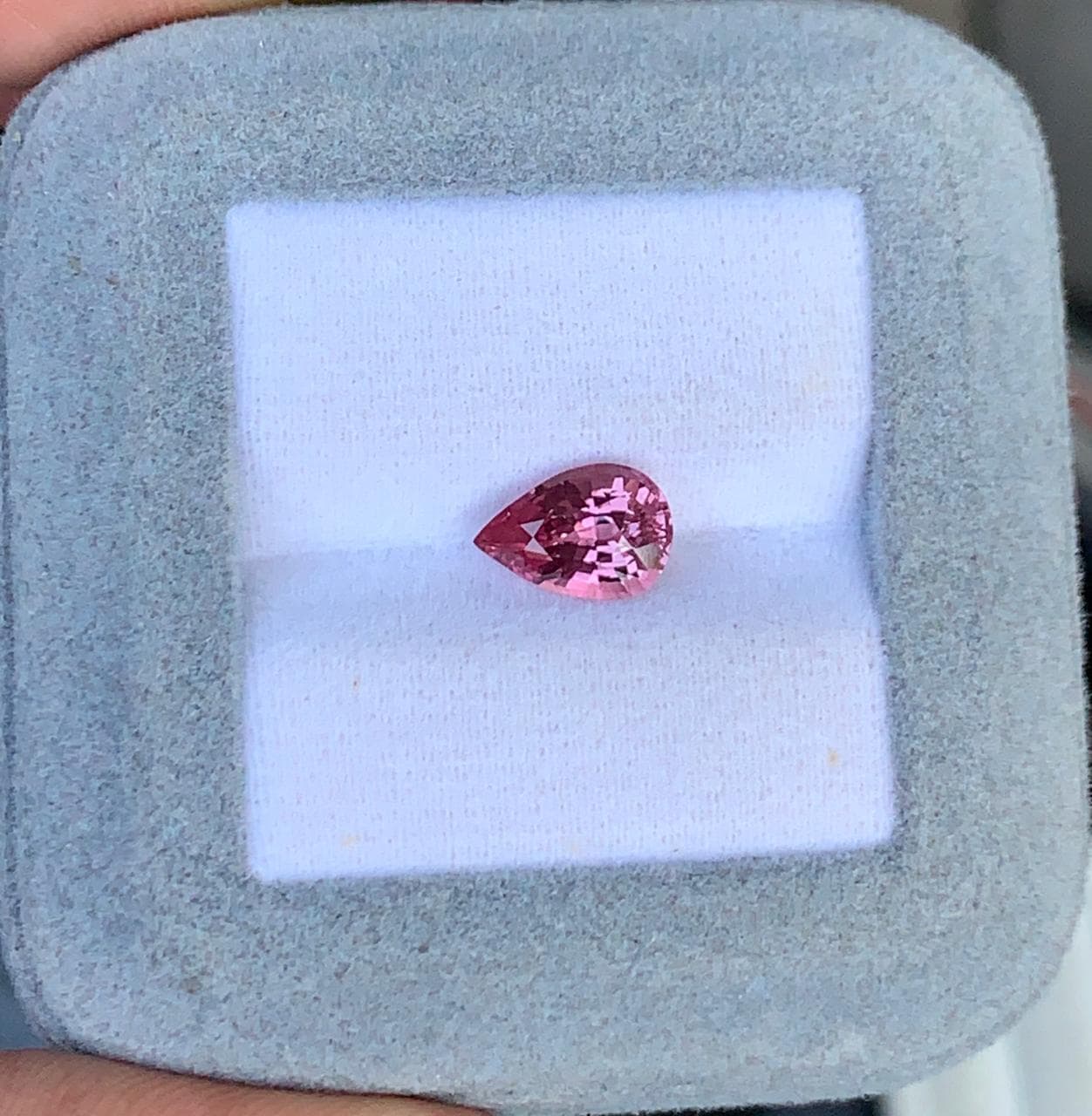 Padparadscha-Saphir Tropfen 2,13 Karat