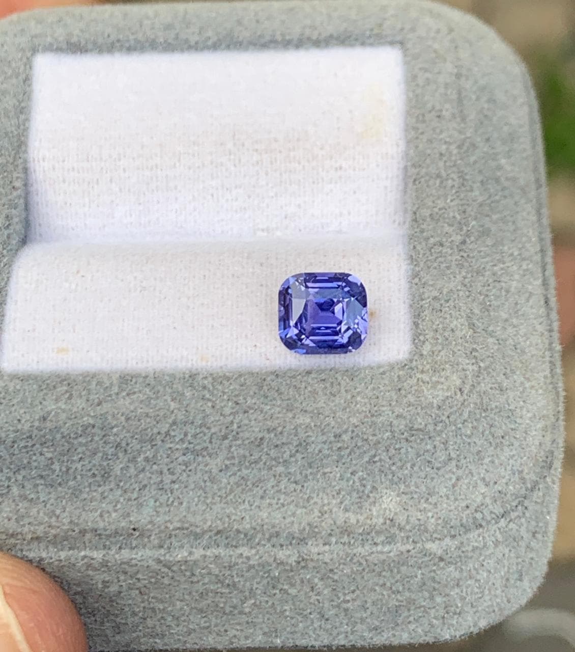 Violetter Saphir im Kissenform von 1,53 ct