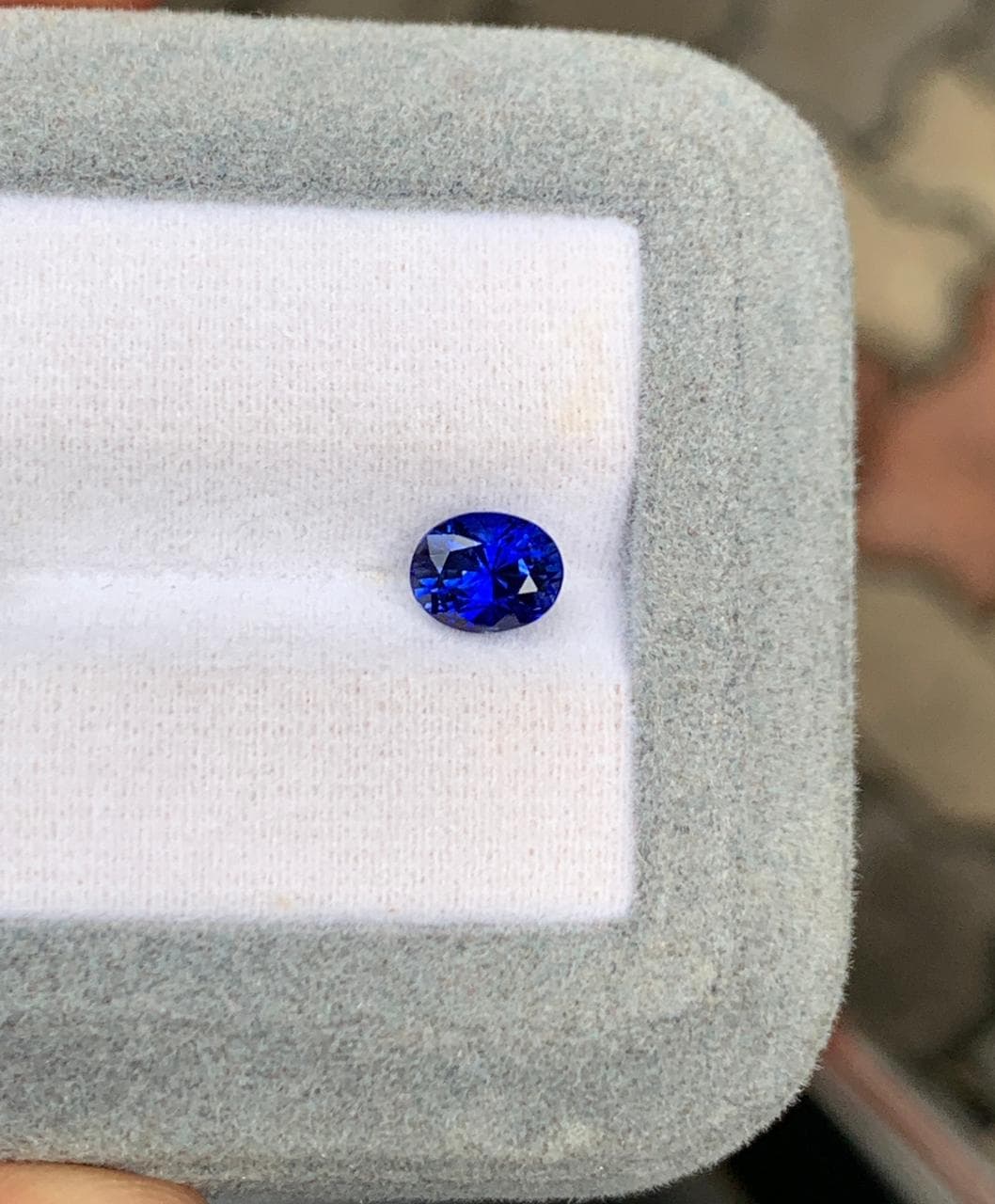 Blauer Ovaler Saphir von 1,55 ct