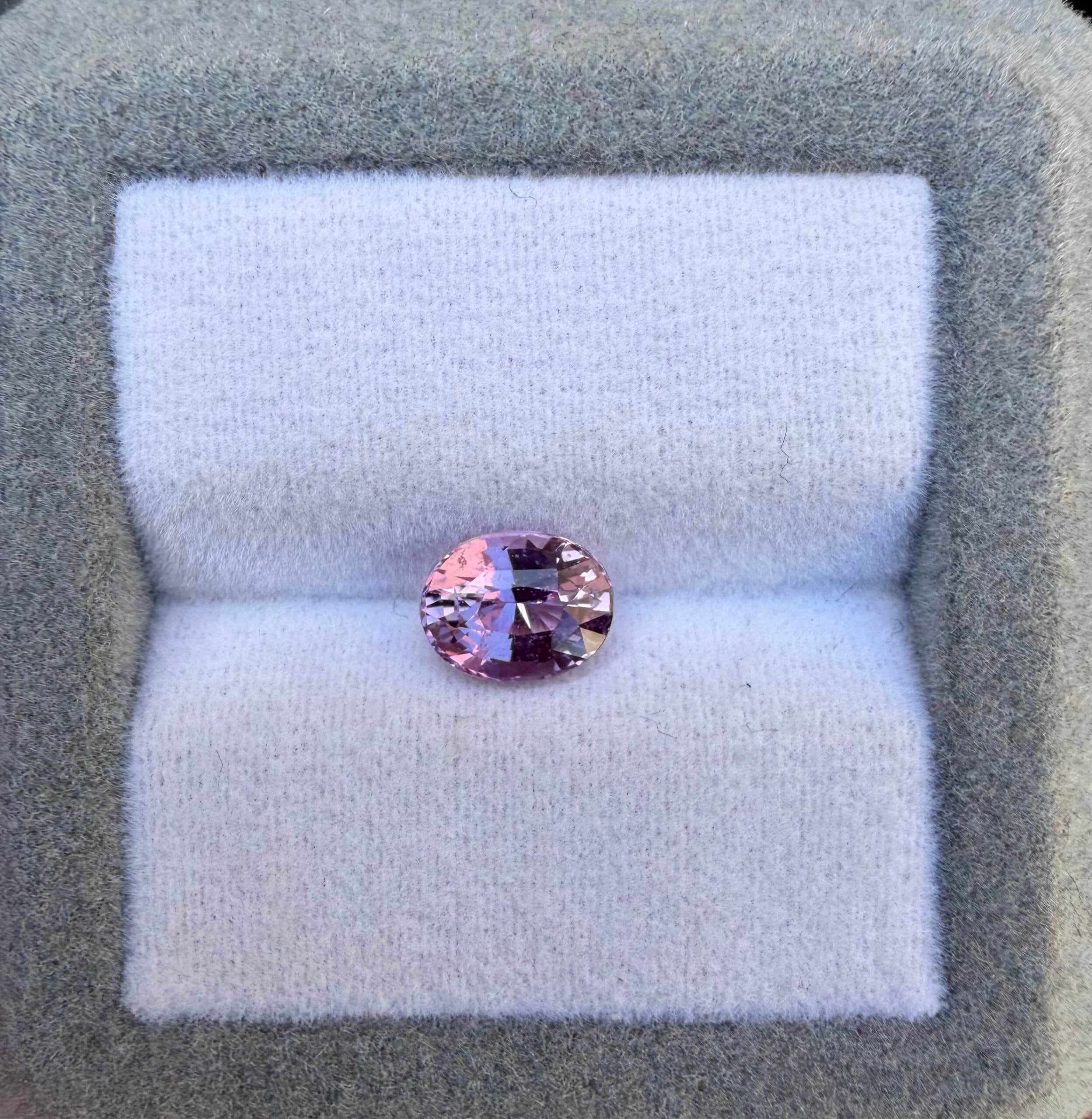 Violetter Saphir Oval 1,59 ct — Madagaskar