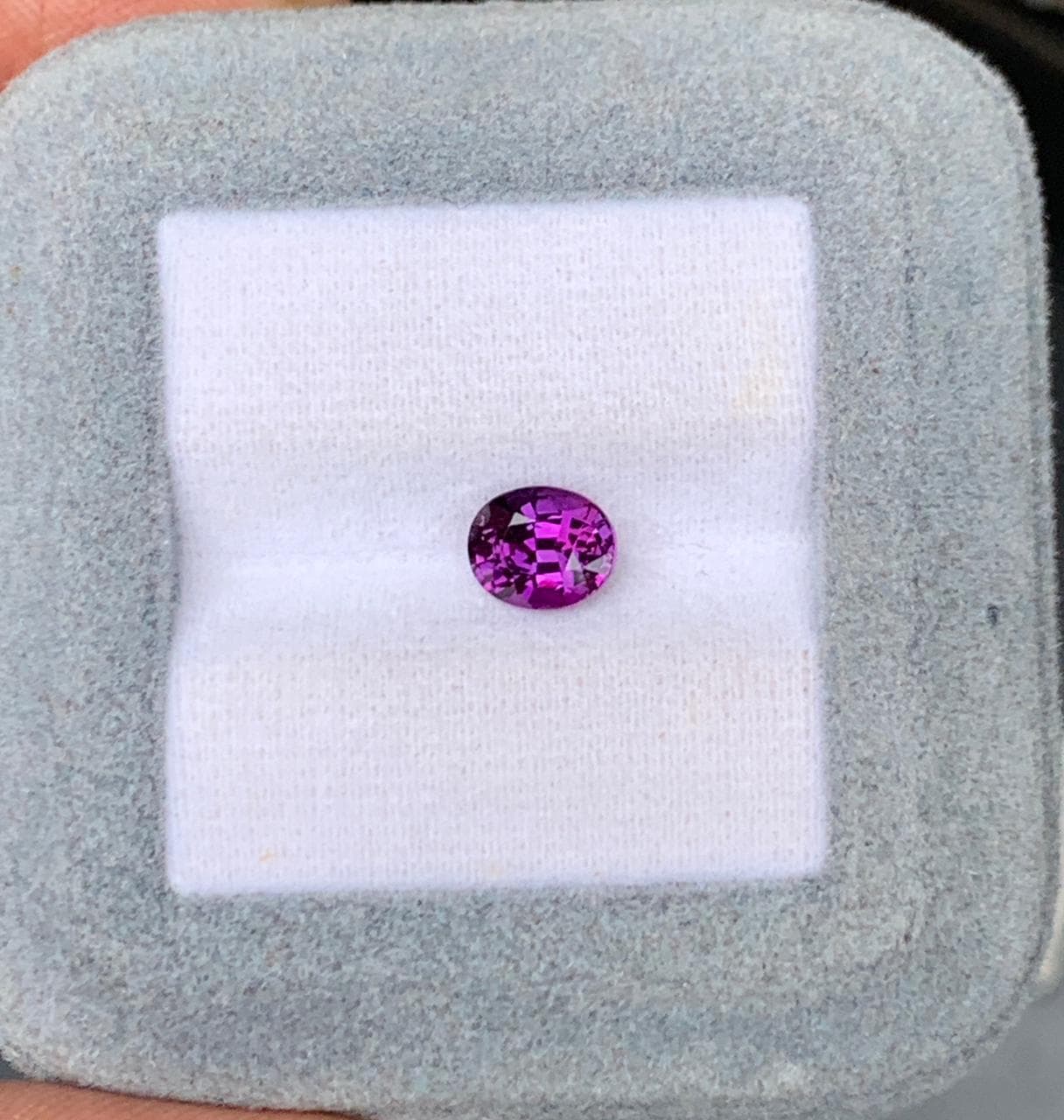 Violetter Ovaler Saphir 1,60ct — Madagaskar