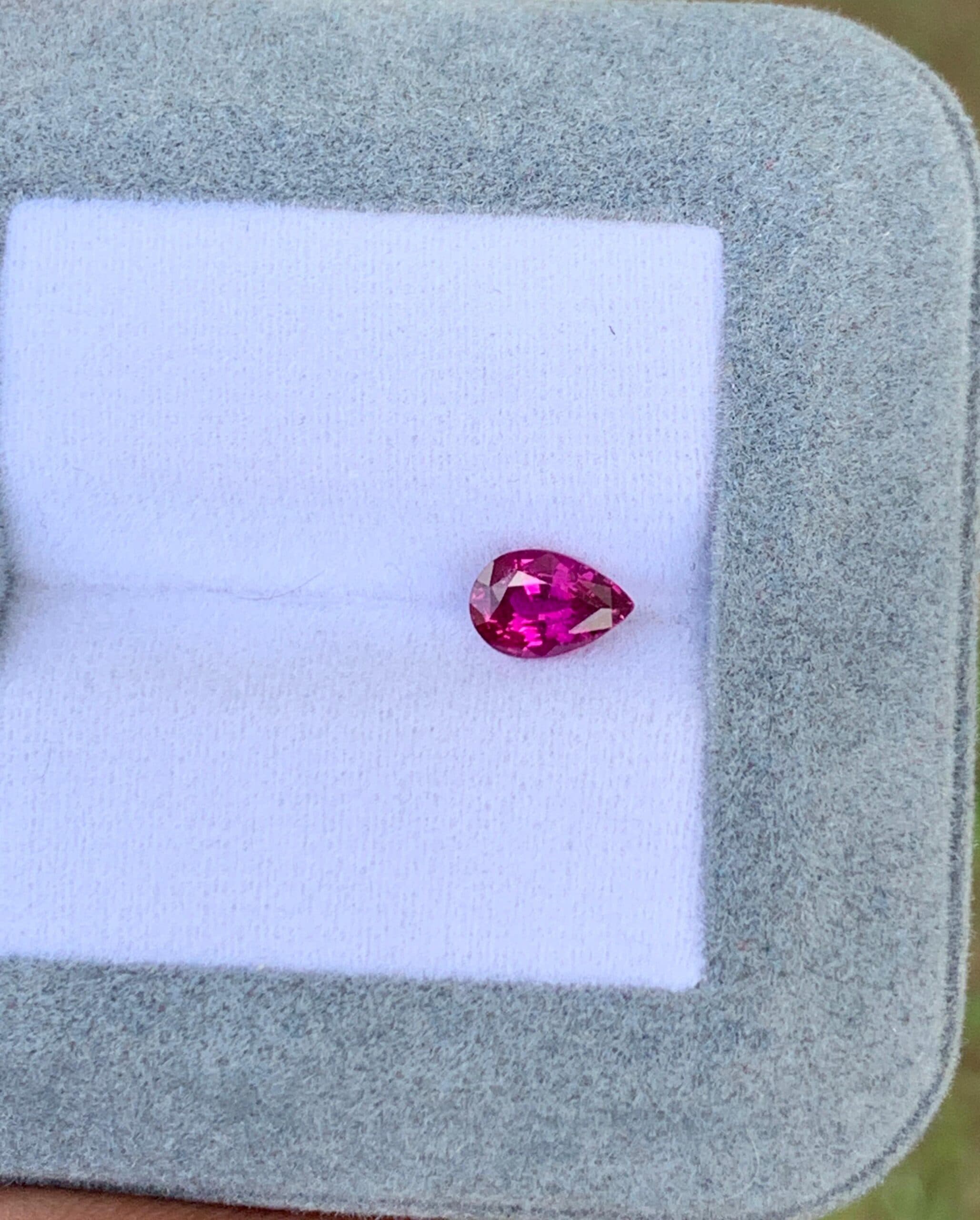 Rosaner Saphir im Tropfenschliff, 0,85 ct — Madagaskar