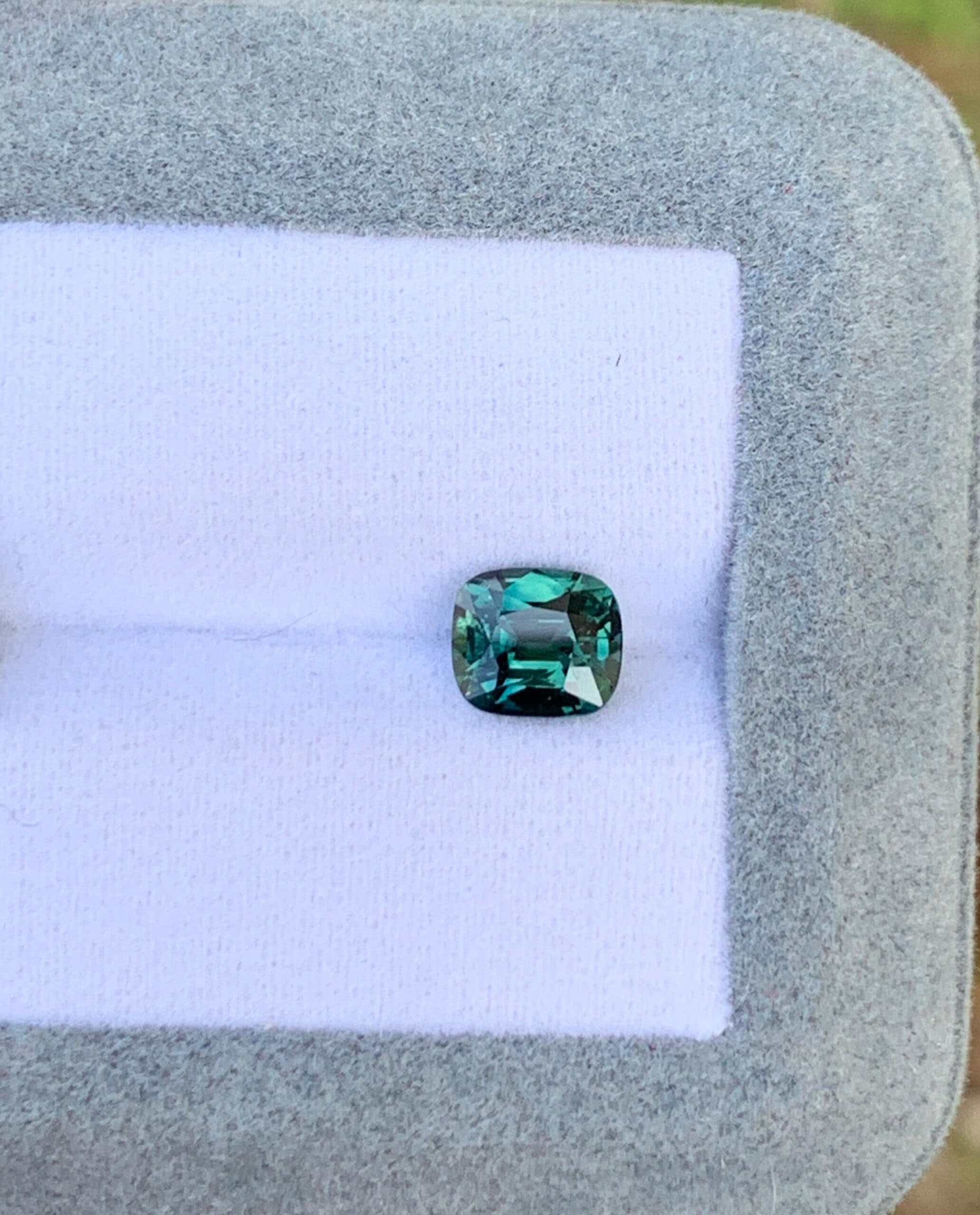 Teal-Saphir im Kissenrund, 1,61 ct