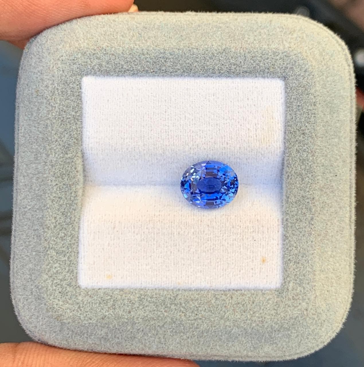 Blauer Ovaler Saphir von 3 Karat