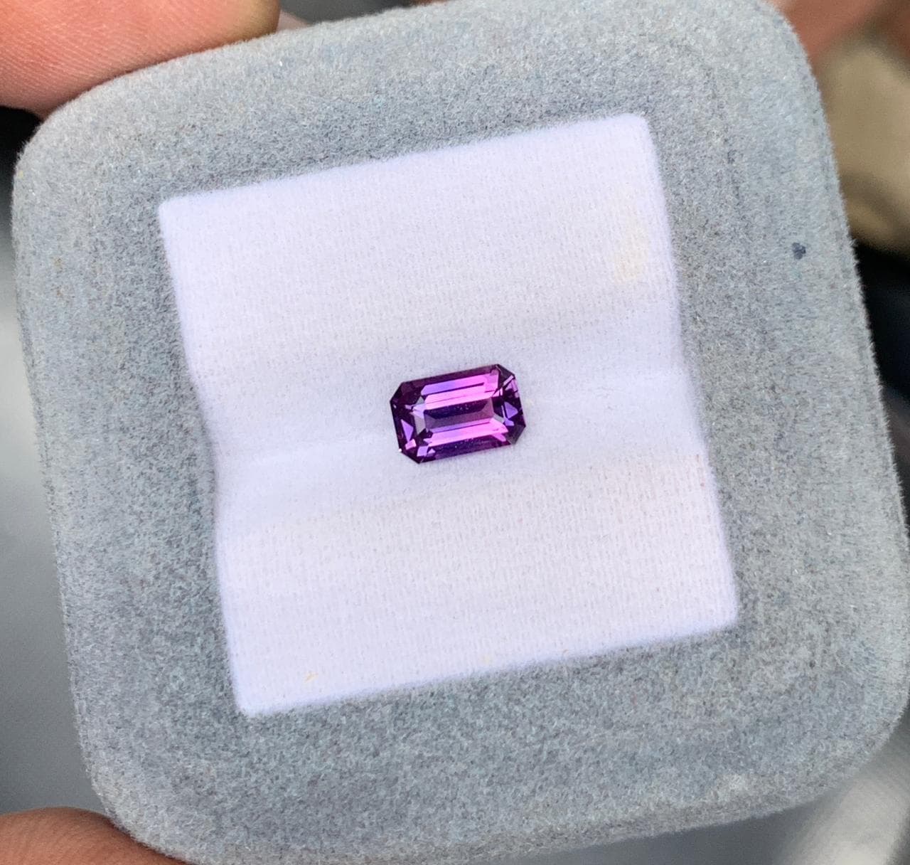 Violetter Saphir Rechteck 1,58 ct — Madagaskar
