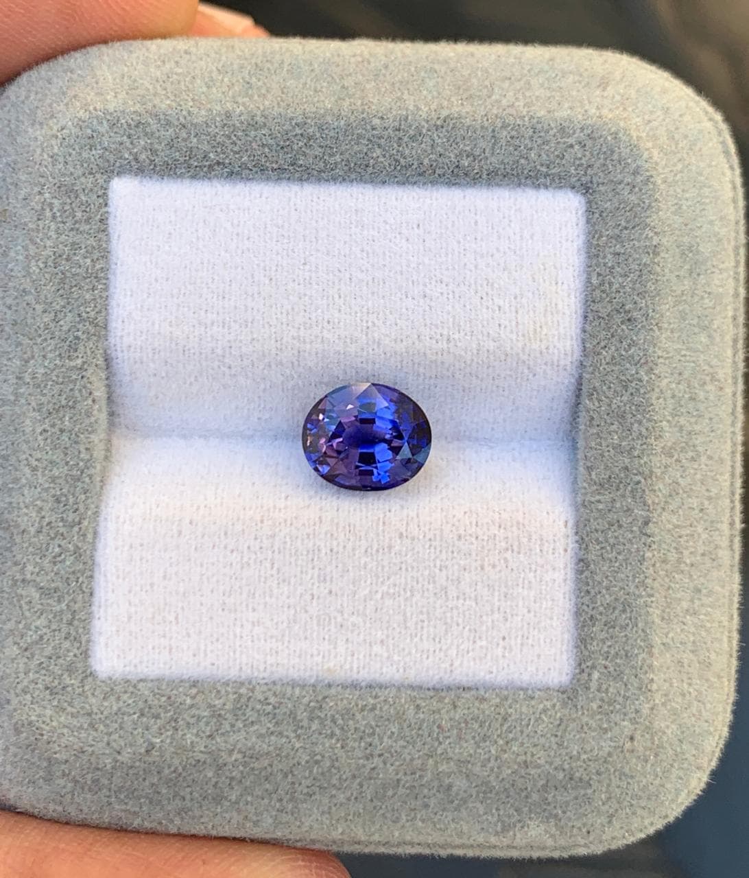 Violetter Ovaler Saphir 2,49 ct