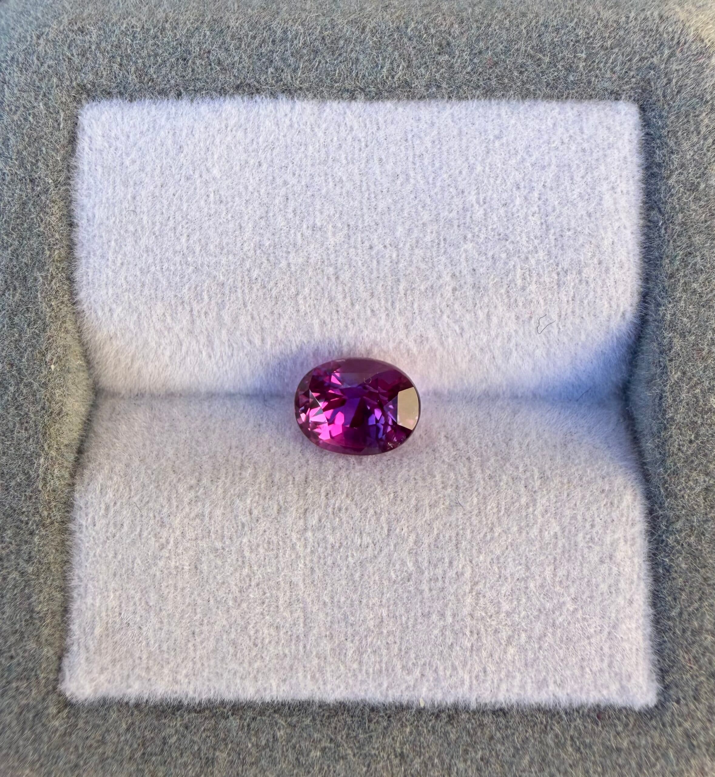 Violetter Ovaler Saphir 1,49 ct