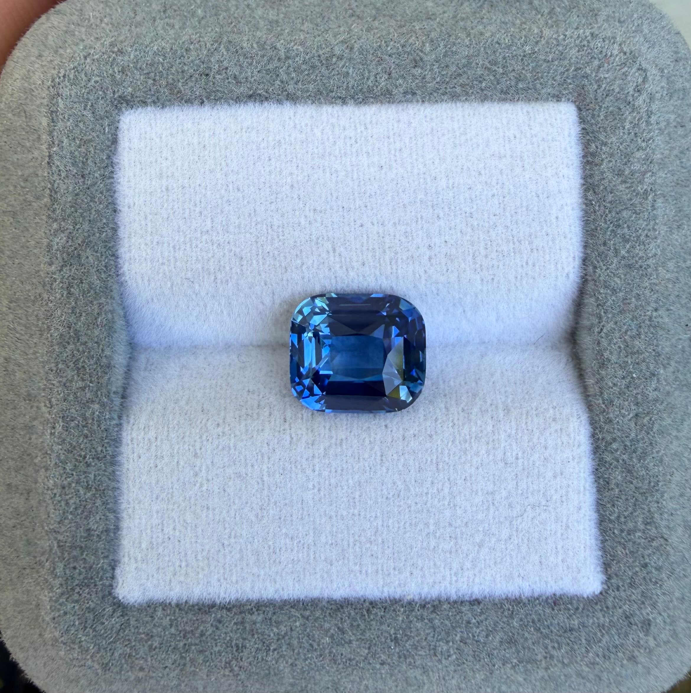 Blauer Saphir Kissenschliff 3,78 Karat