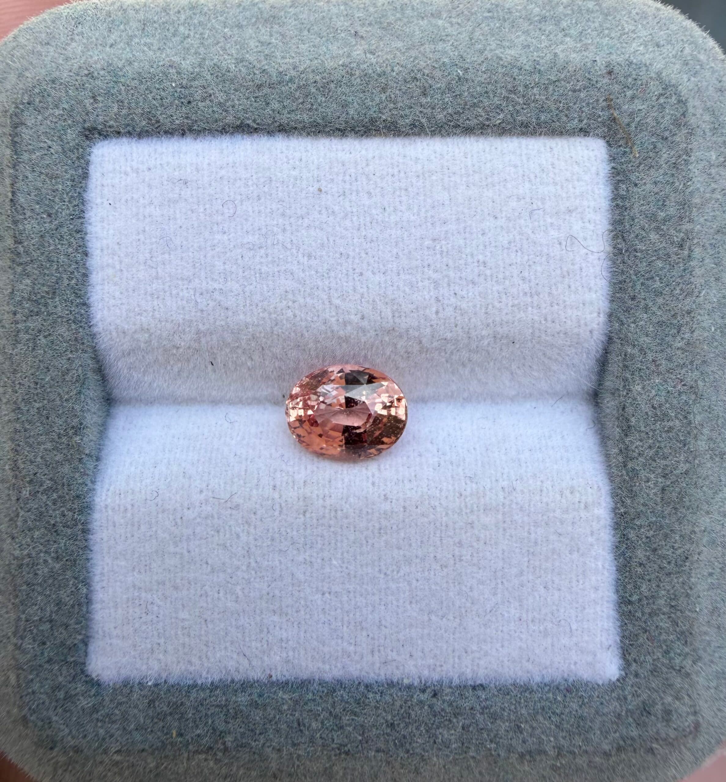 Padparadscha-Saphir Oval 1,54 ct — Madagaskar, Erhitzt