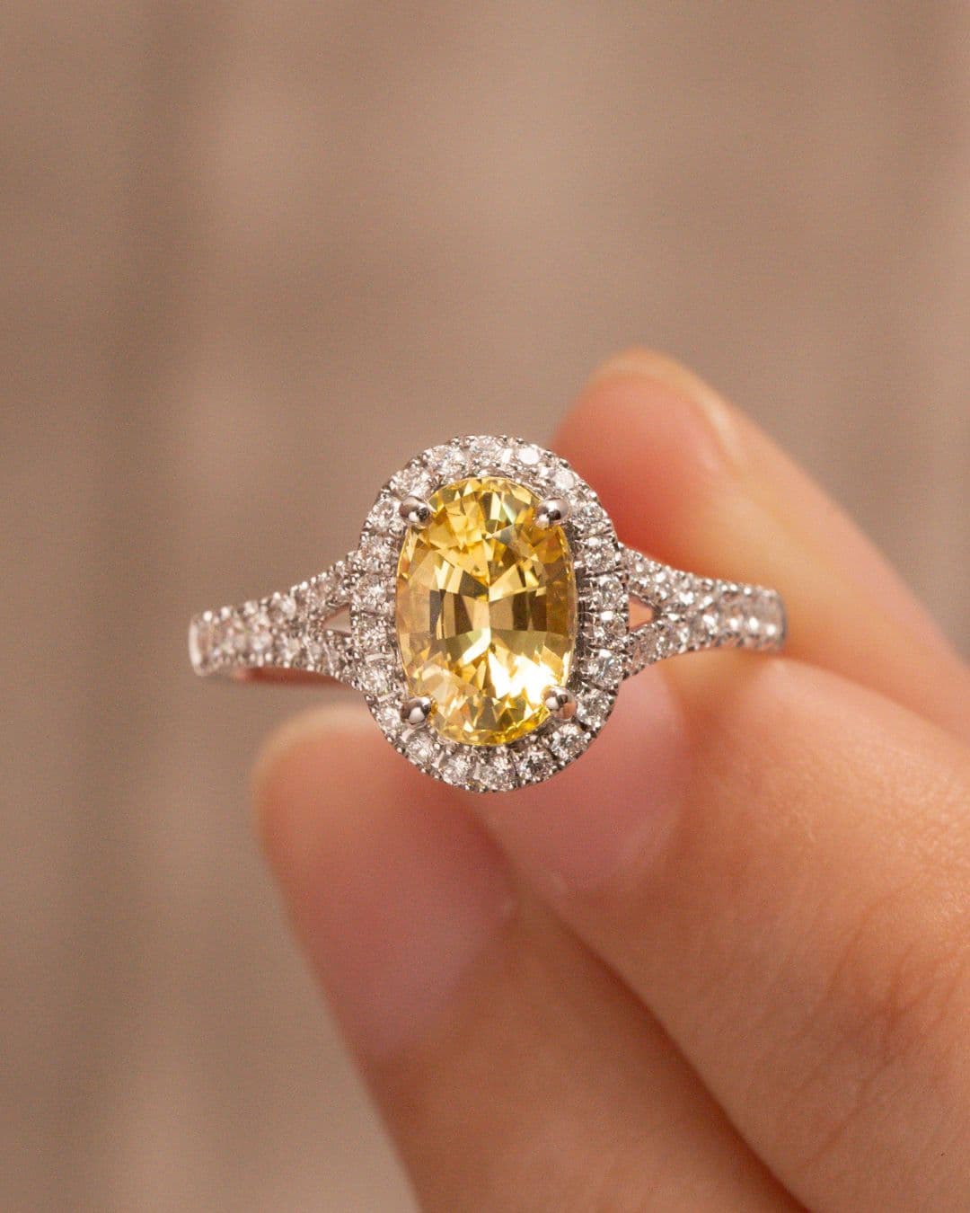 Bague de fiançailles avec Saphir Jaune