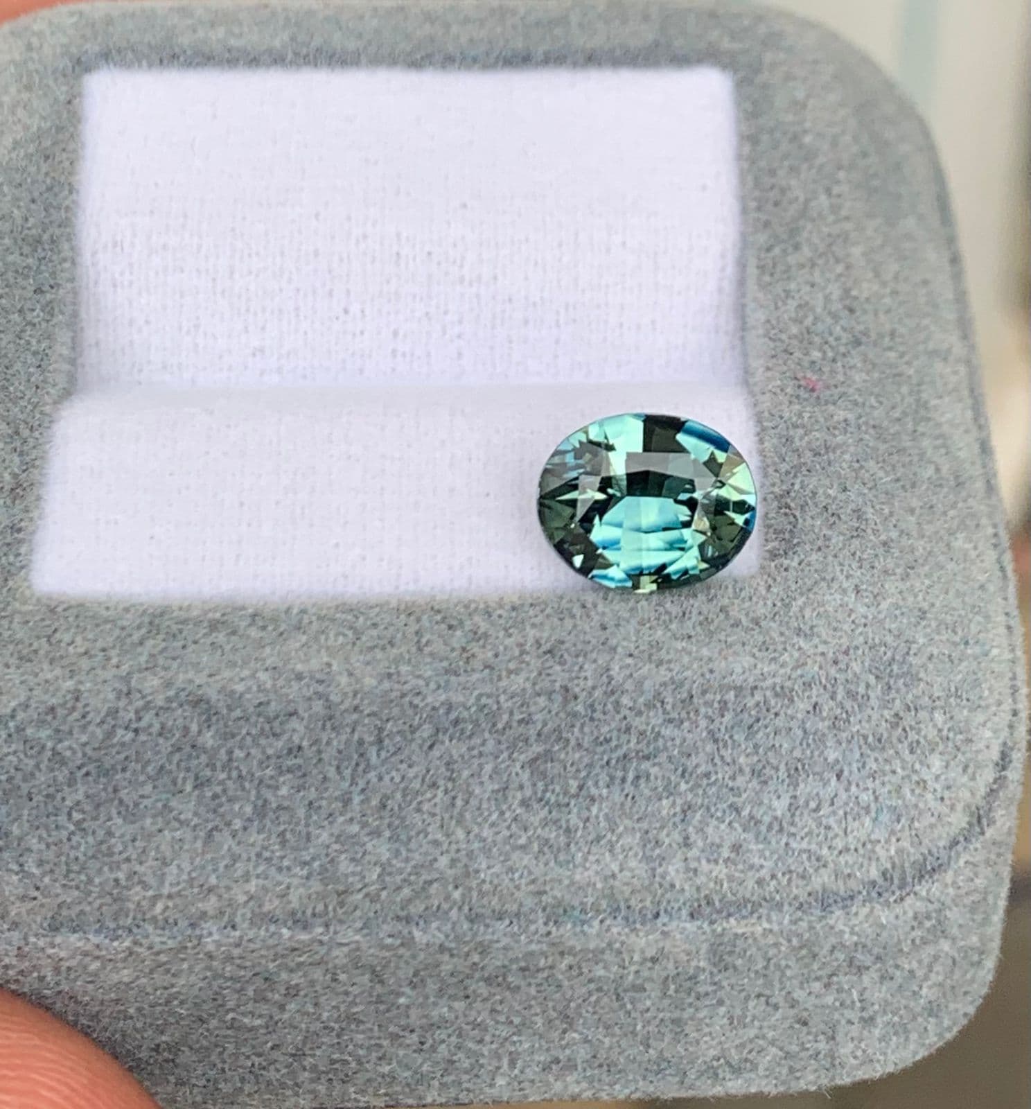 Teal-Saphir Oval 3,02 ct — Madagaskar