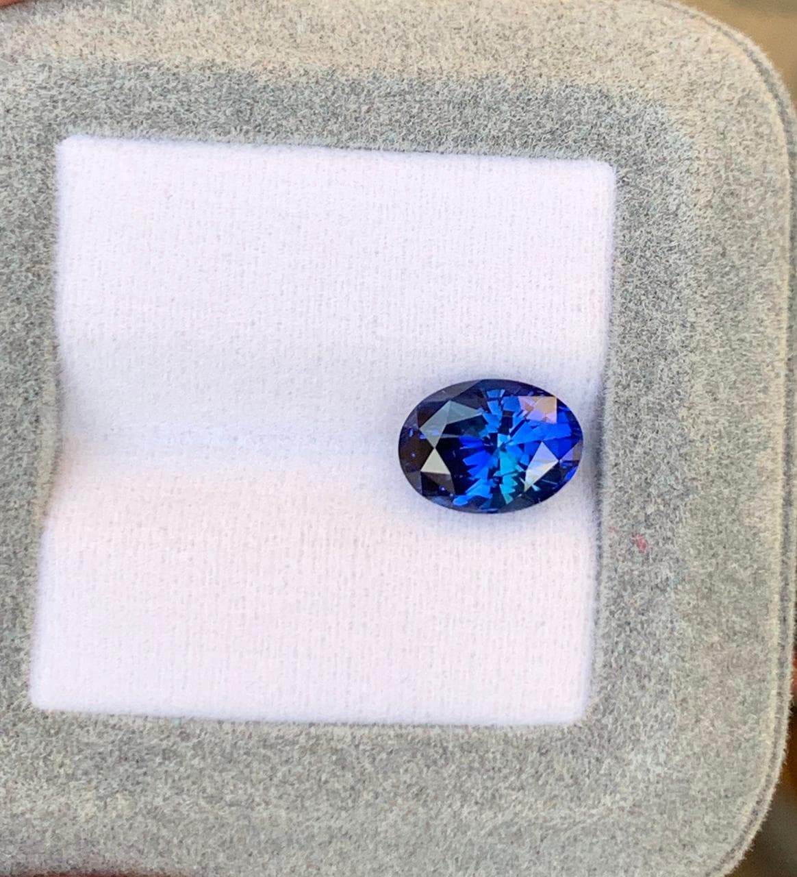 Blauer Ovaler Saphir 3,53 ct