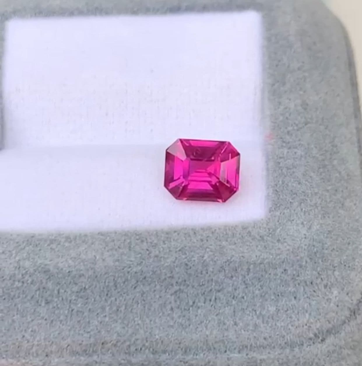 Rosafarbener Rechteck-Saphir von 2,56 ct