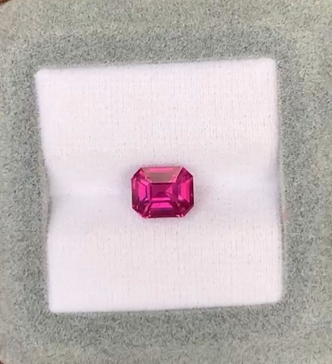 Rosafarbener Rechteck-Saphir von 2,56 ct
