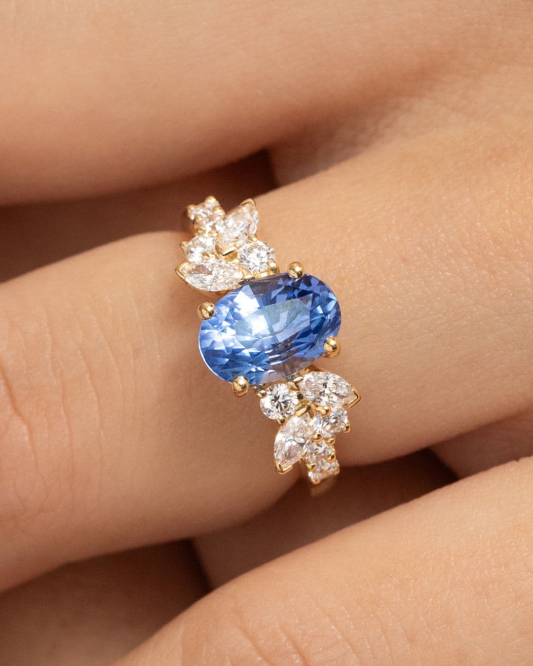Bague saphir bleu ovale 2,01ct or jaune