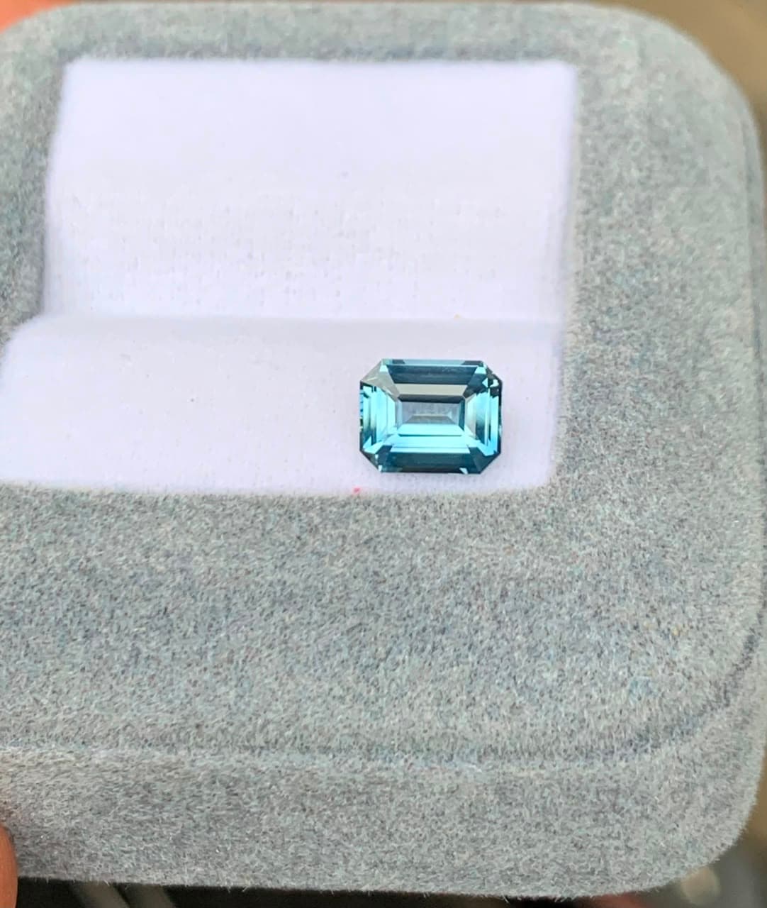 Teal-Saphir im Rechteckschliff, 1,56 ct