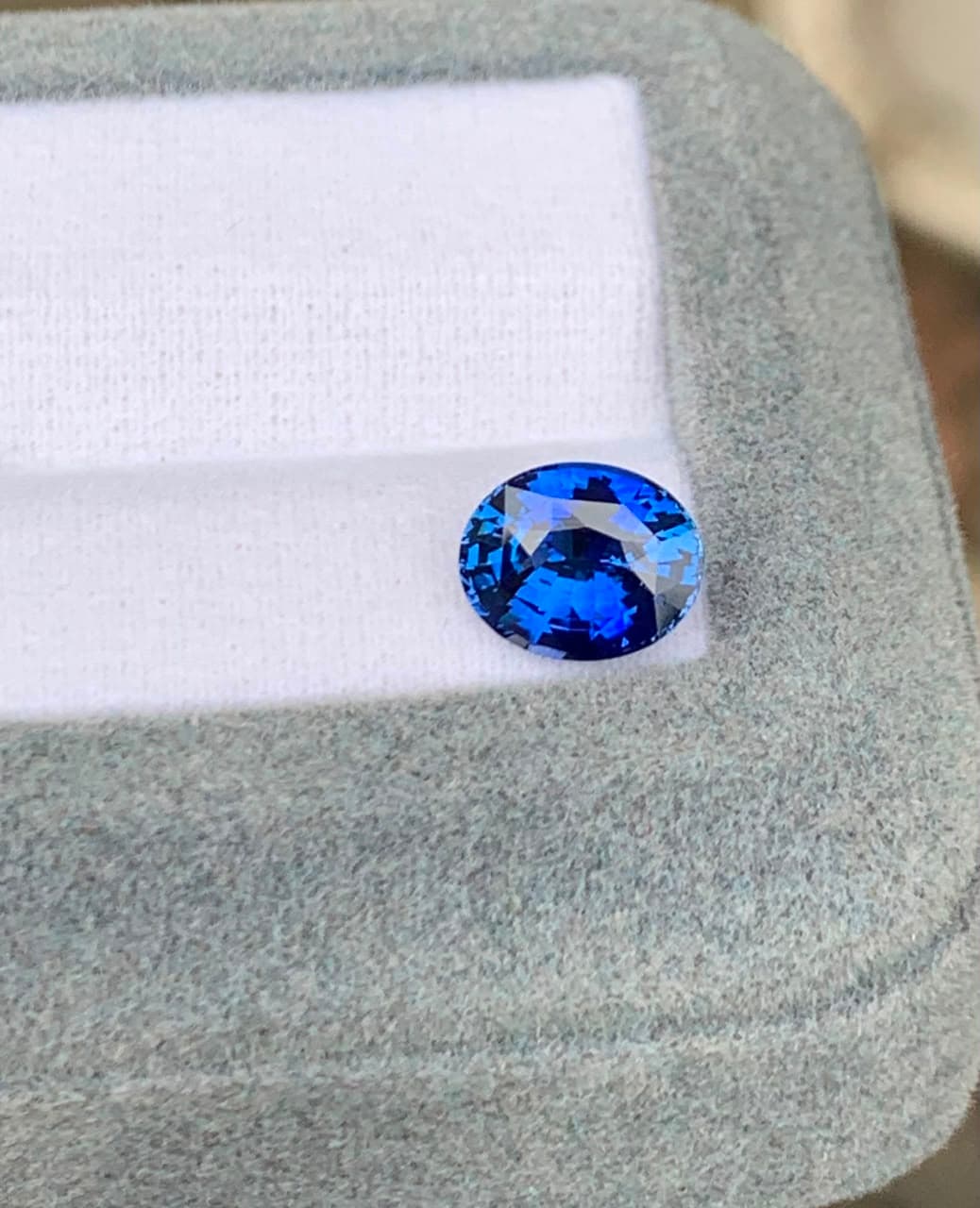 Blauer Ovaler Saphir von 2,56 ct