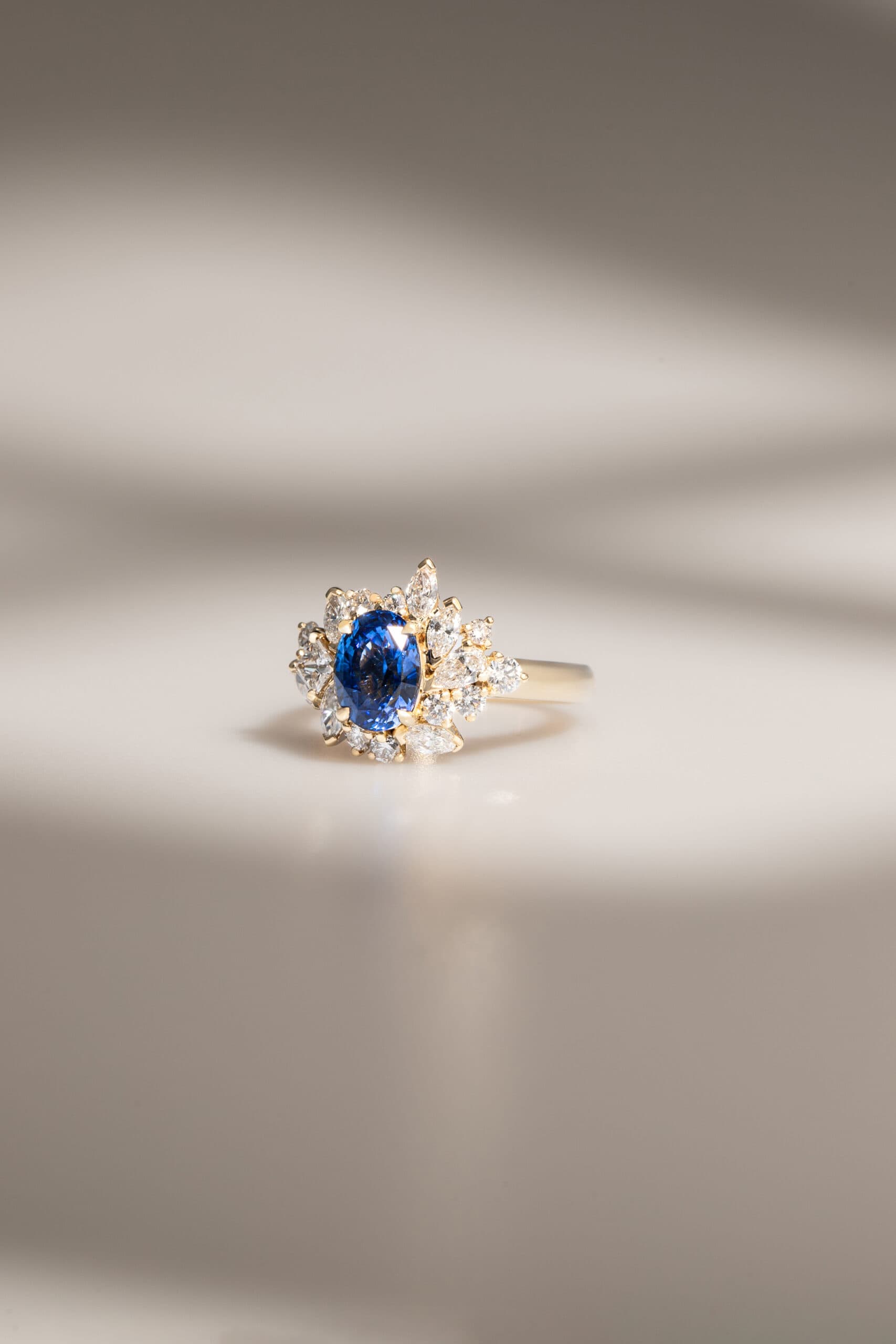 bague florale diamant et saphir bleu