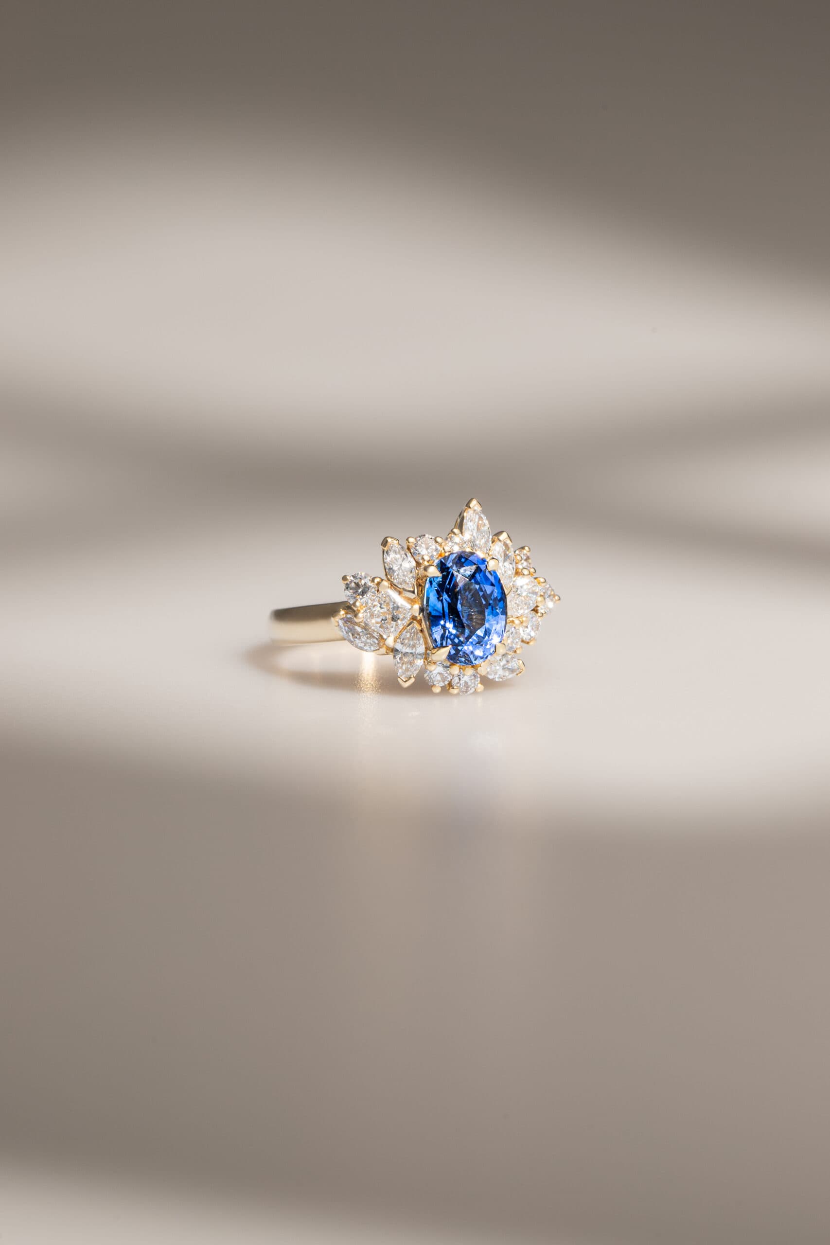 bague florale diamant et saphir bleu