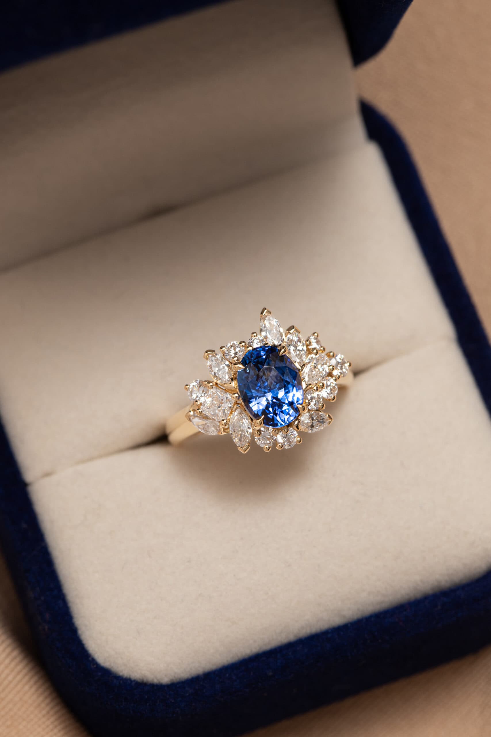 bague florale diamant et saphir bleu