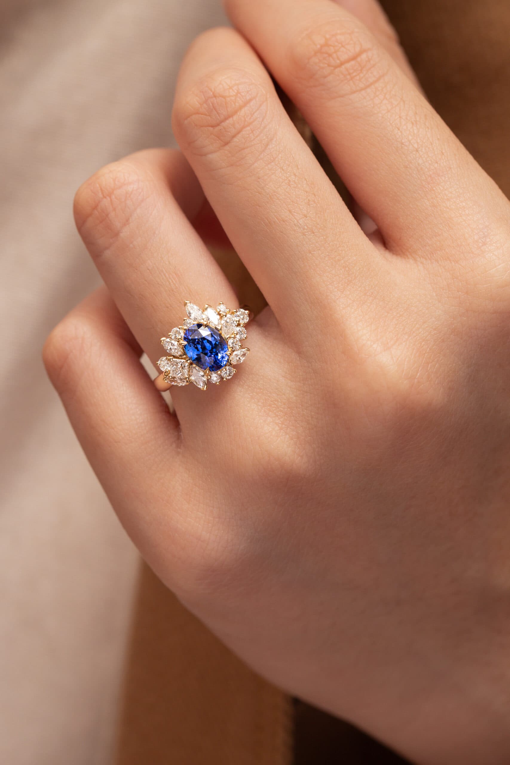 bague florale diamant et saphir bleu