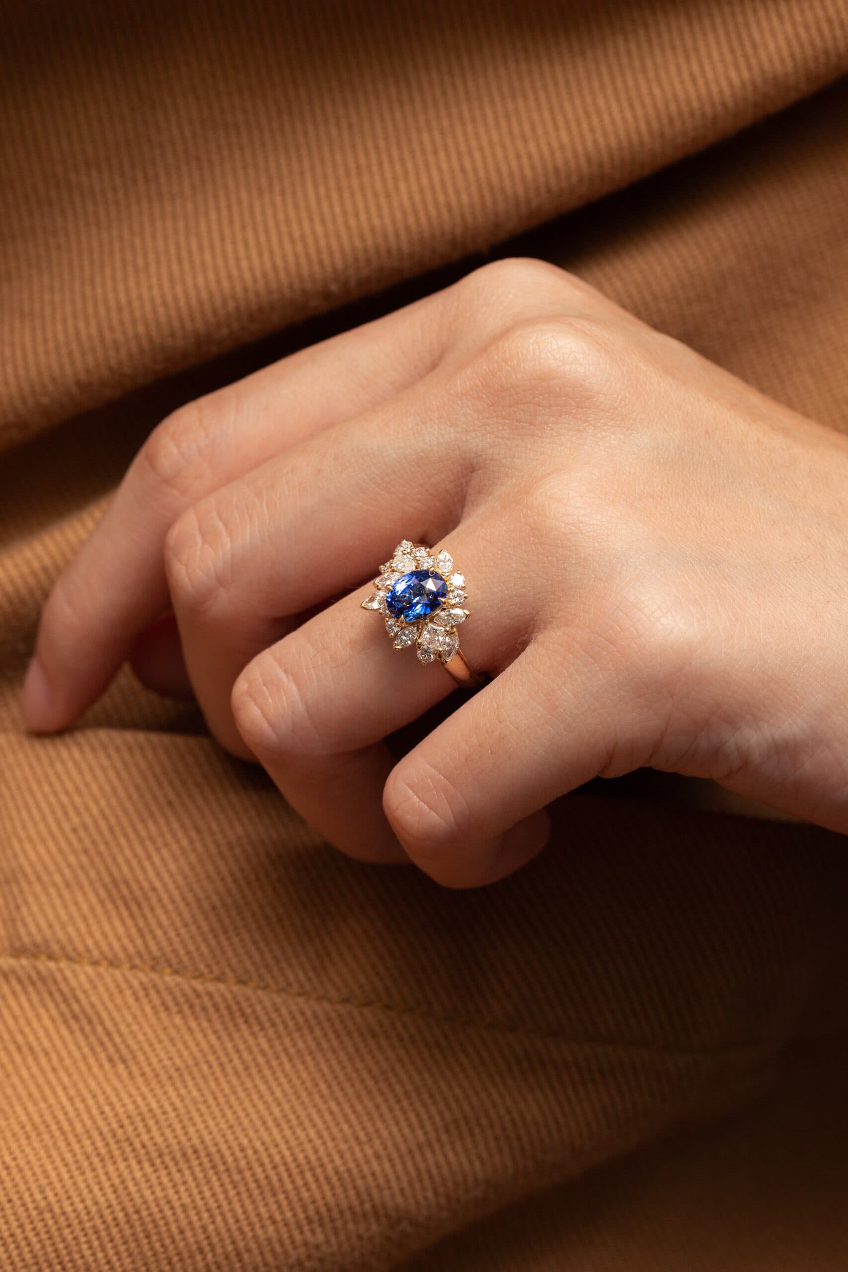bague florale diamant et saphir bleu