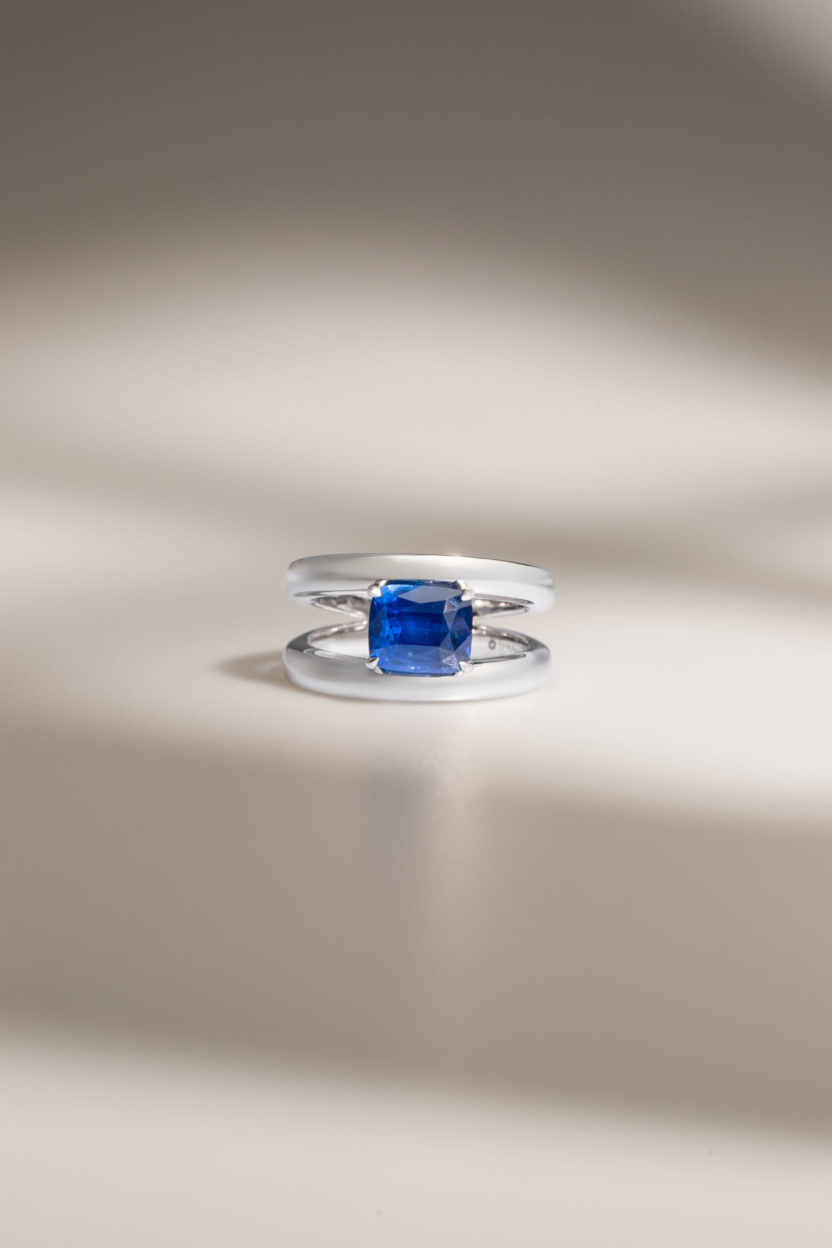 bague saphir bleu solitaire double anneau