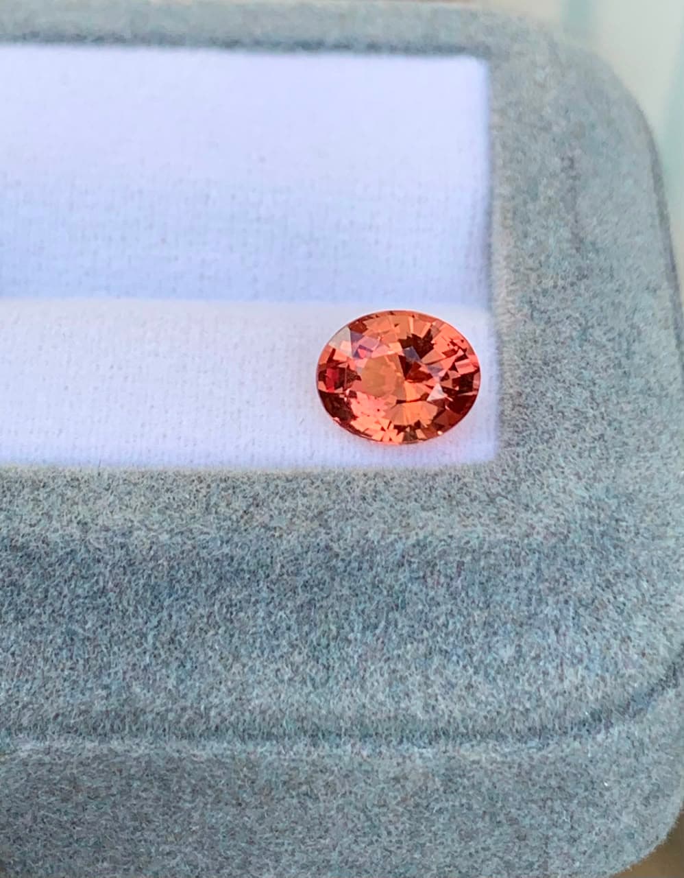 Zafiro Padparadscha oval de 2,02 ct — Madagascar