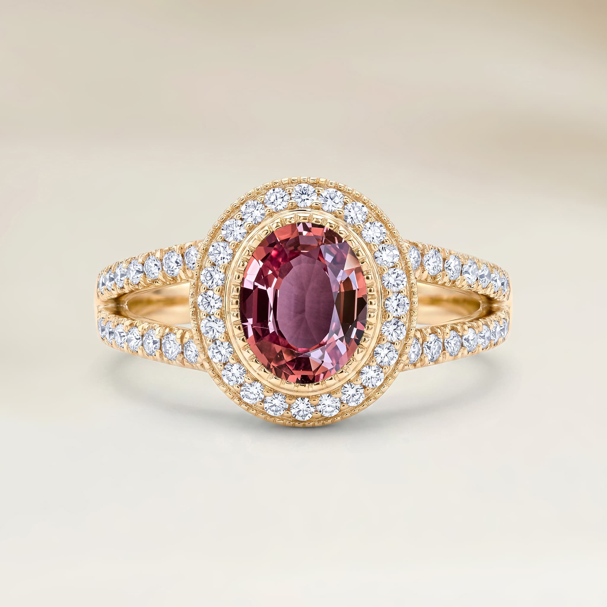 Bague Vintage Saphir Padparadscha Ovale de 1,84ct — Or Jaune 18k - vue principale