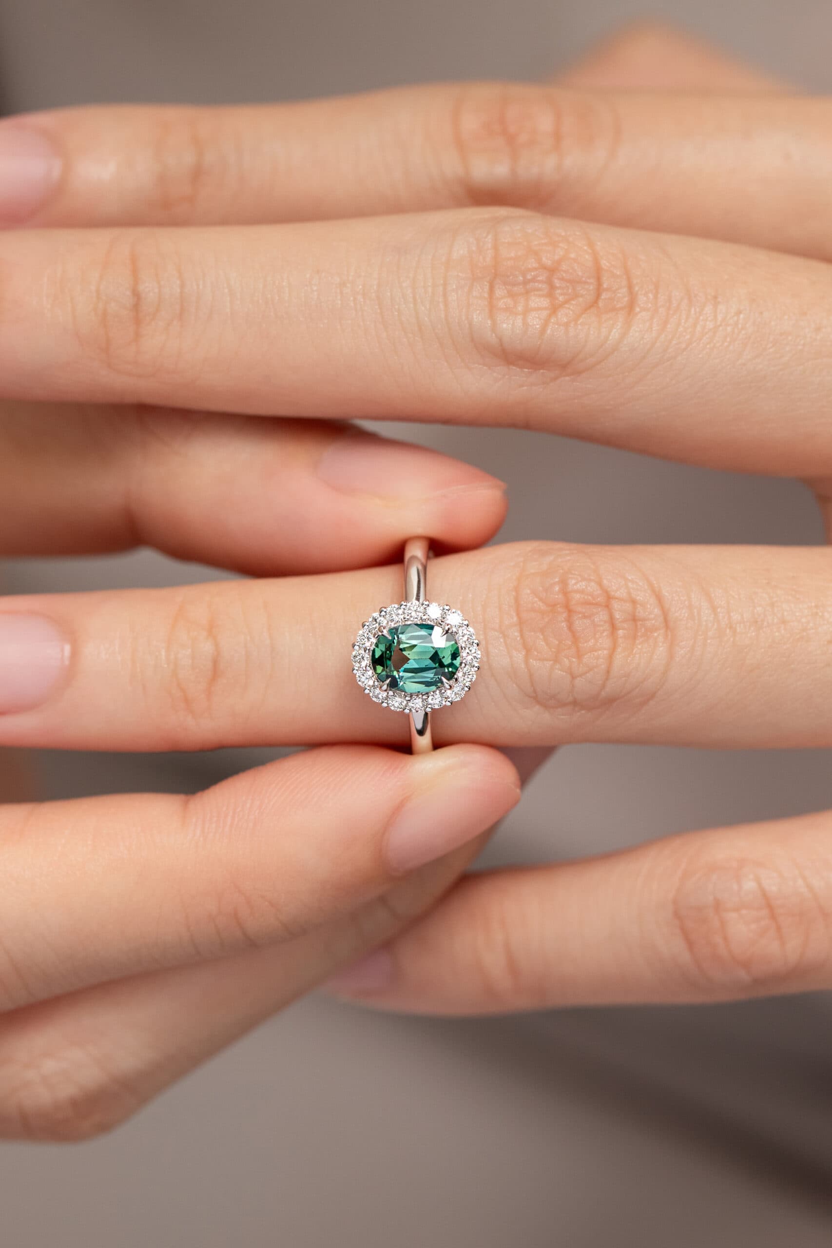 bague saphir teal avec halo diamants